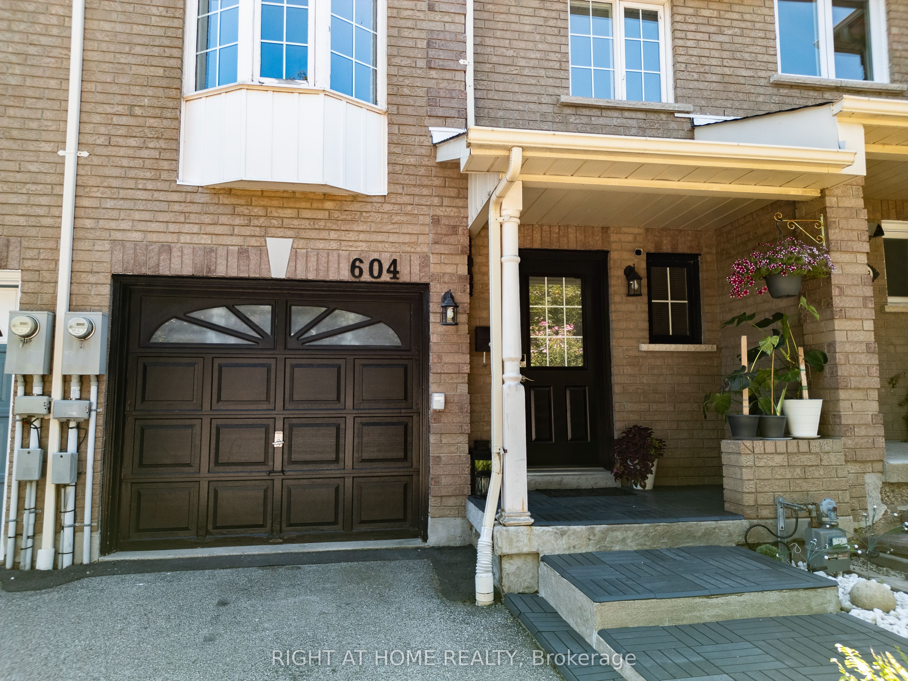 604 Lumberton Crescent Property Photo 3