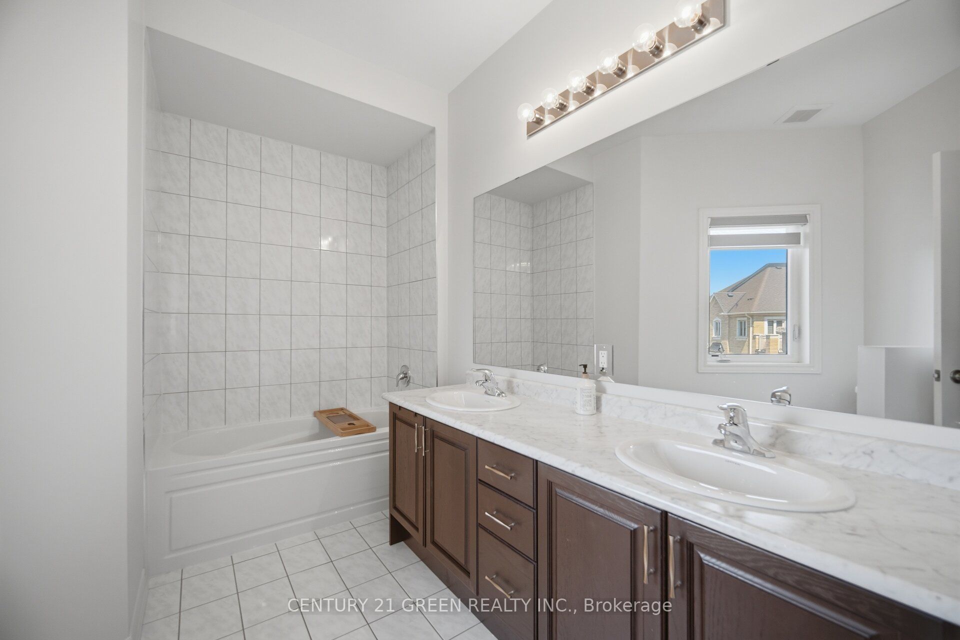 537 Dundas Street E Property Photo 36