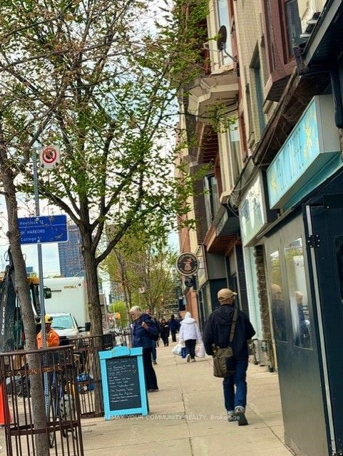 802 Bloor Street W Property Photo 2