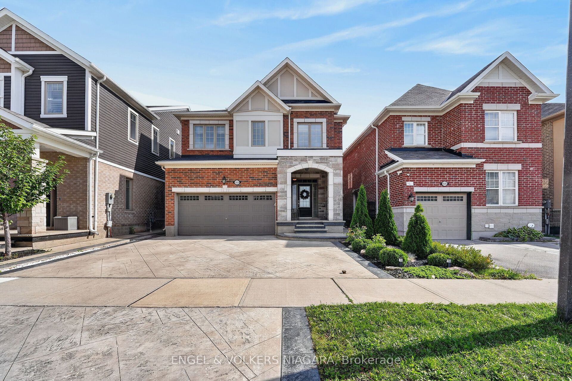 1221 Rose Way S Property Photo 2