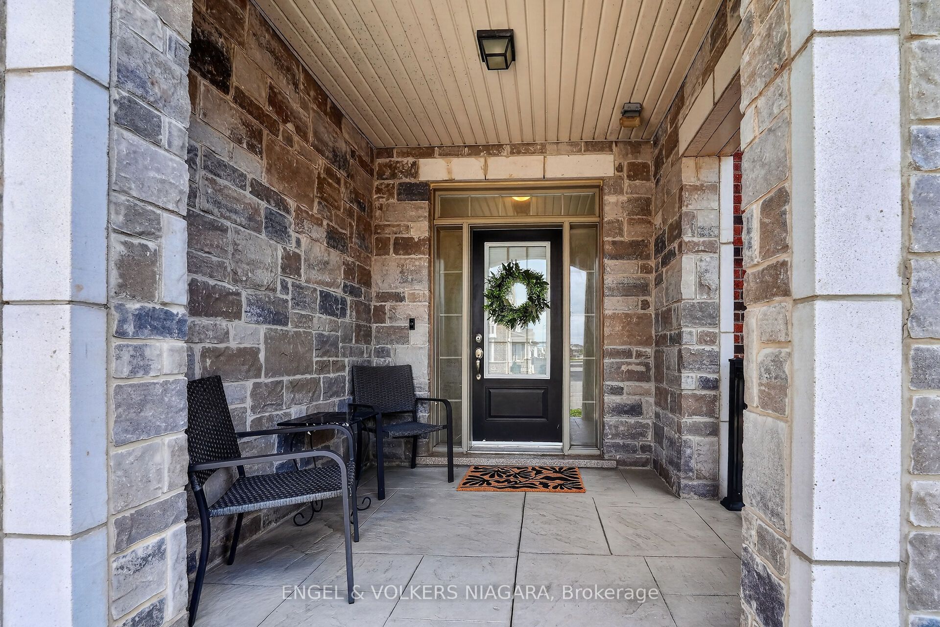 1221 Rose Way S Property Photo 4