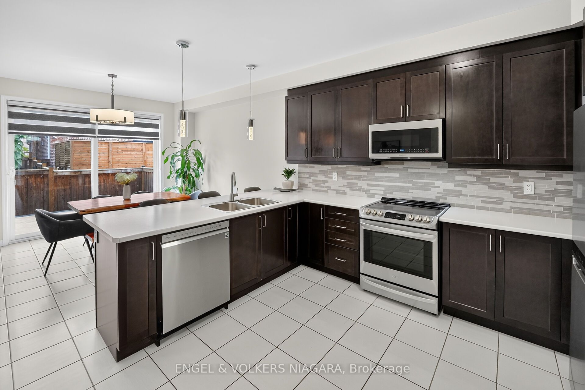 1221 Rose Way S Property Photo 6