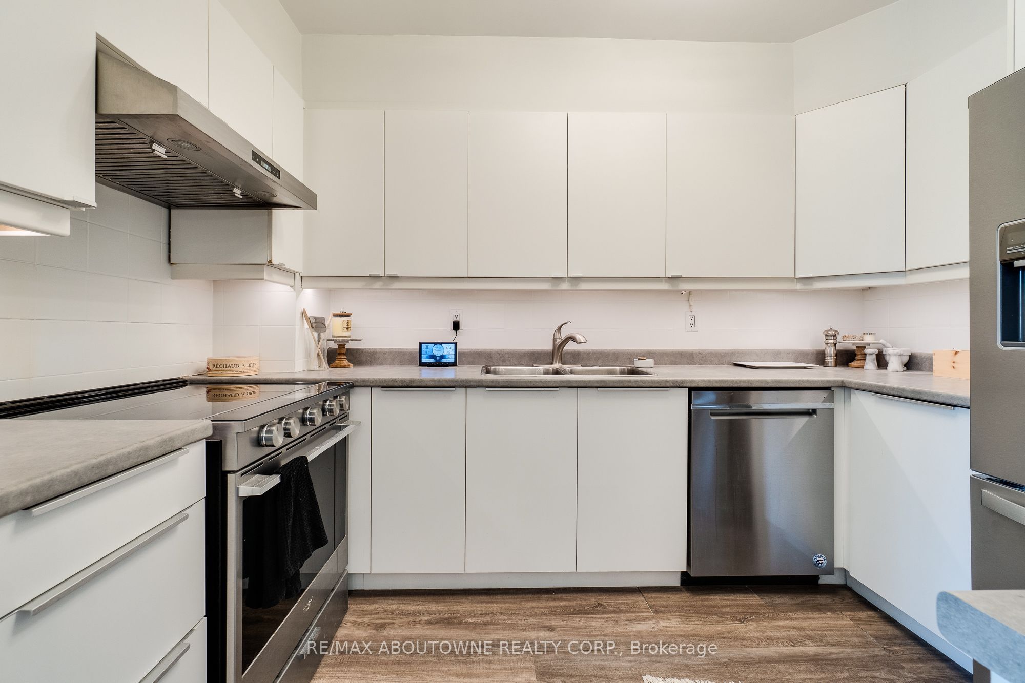 212 Kerr Street 507 Property Photo 18
