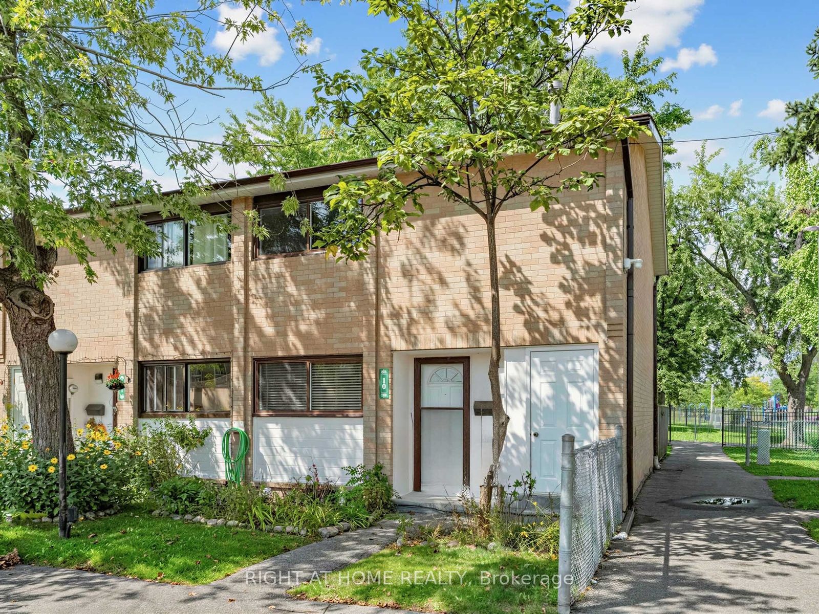 10 Fleetwood Crescent 10 Property Photo 1