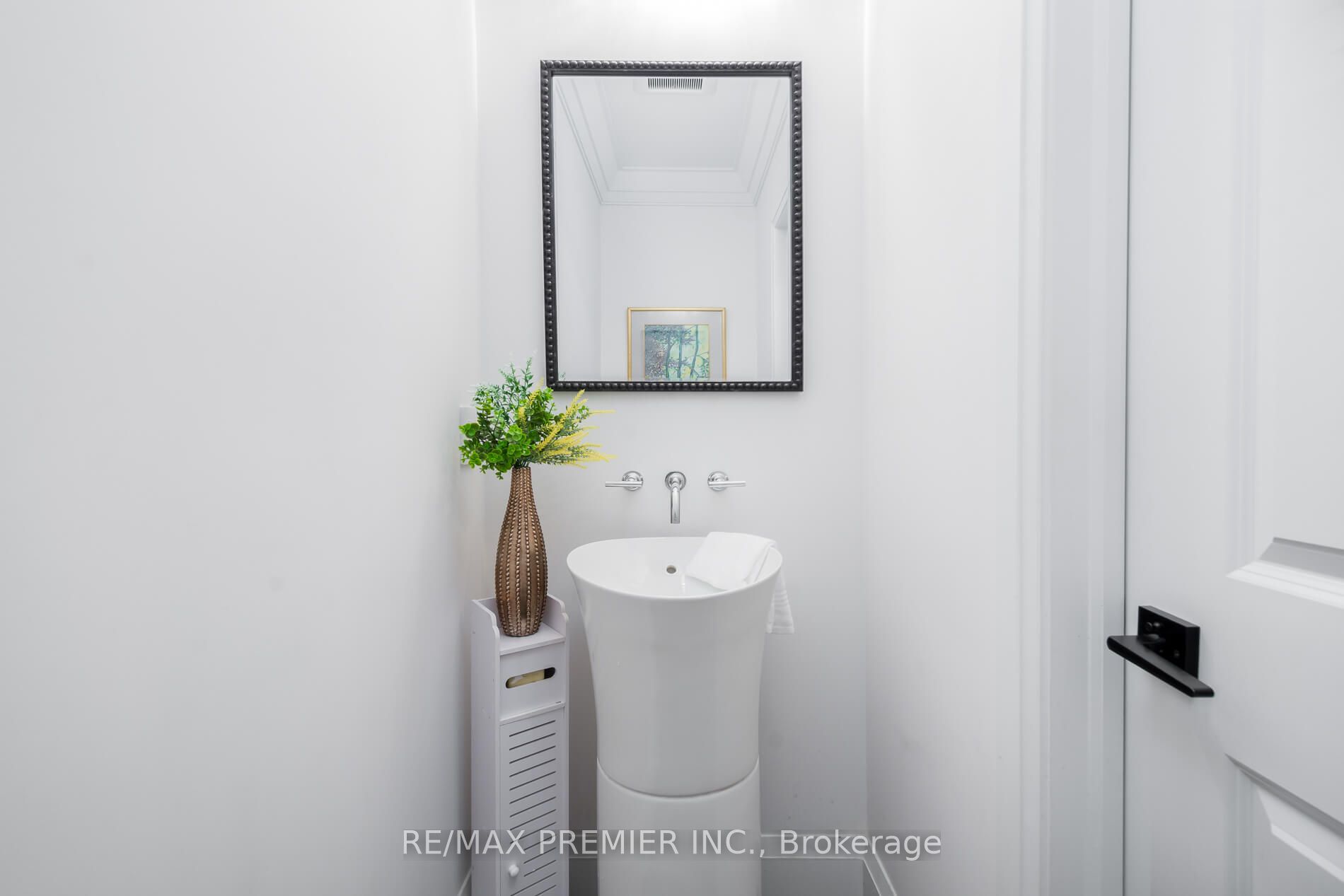 21 Elizabeth Street N Property Photo 17