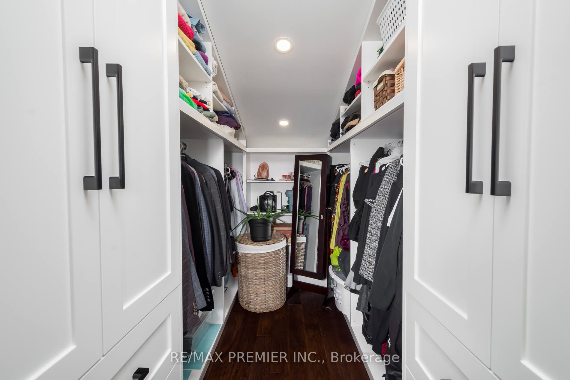 21 Elizabeth Street N Property Photo 23