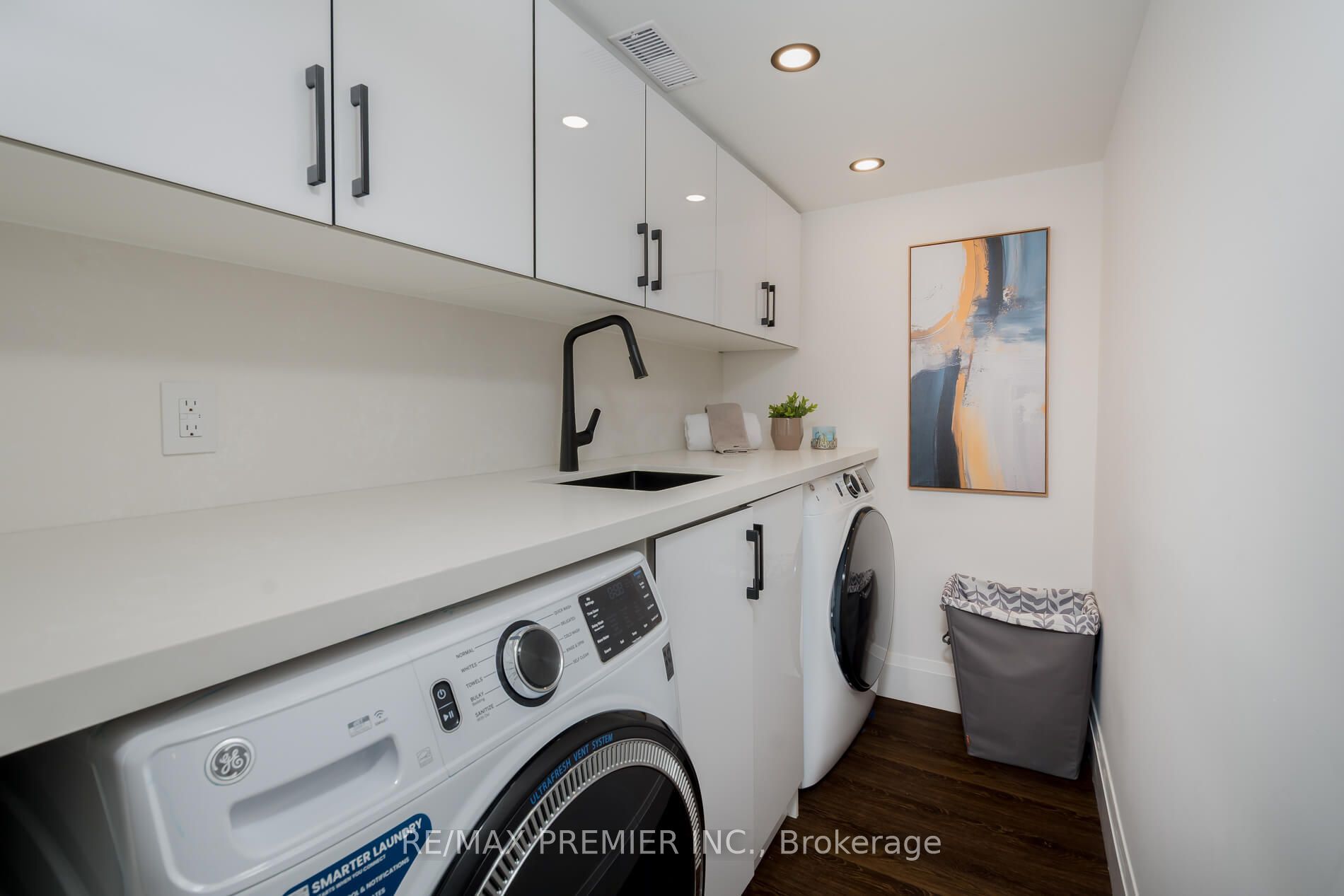 21 Elizabeth Street N Property Photo 25