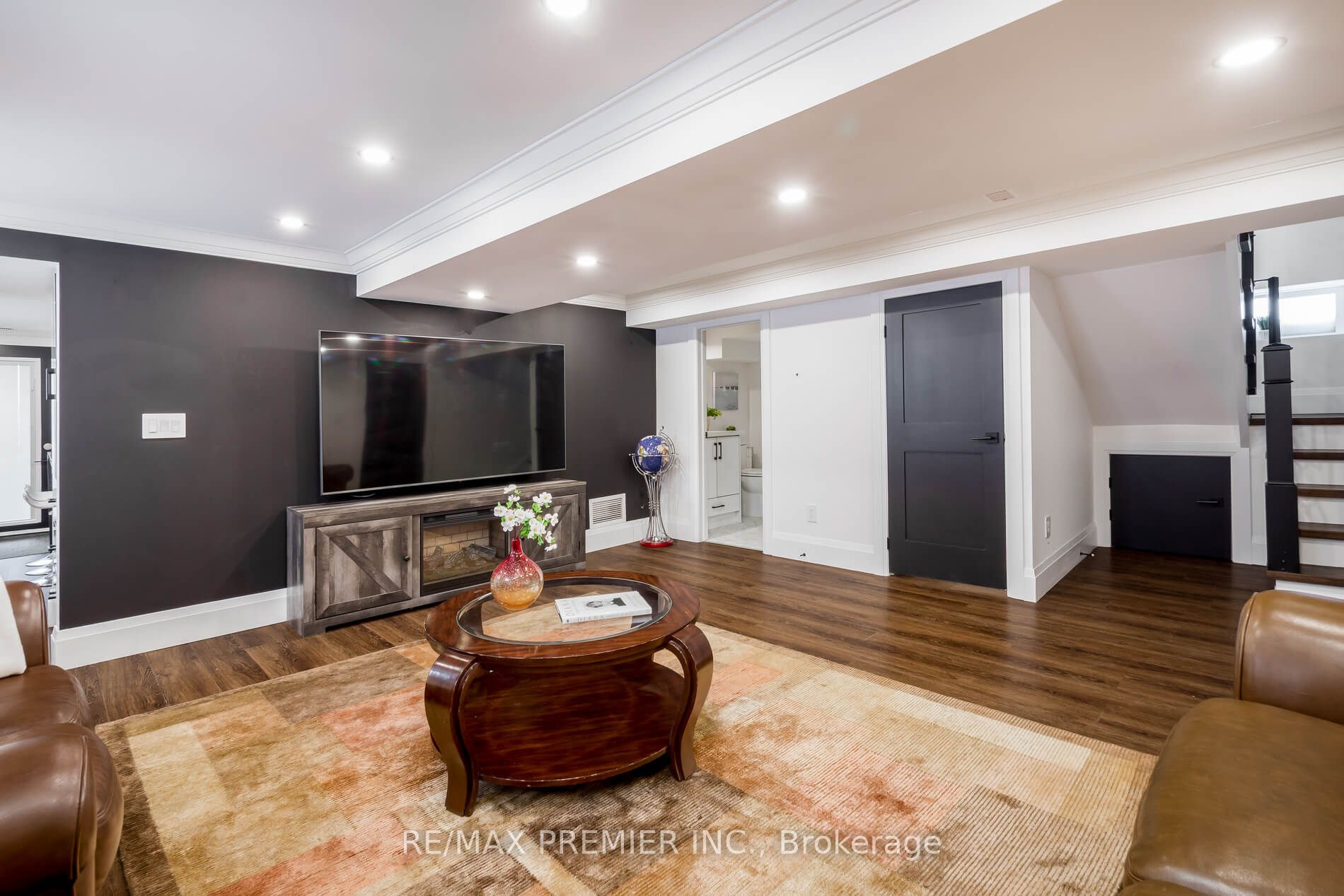 21 Elizabeth Street N Property Photo 33