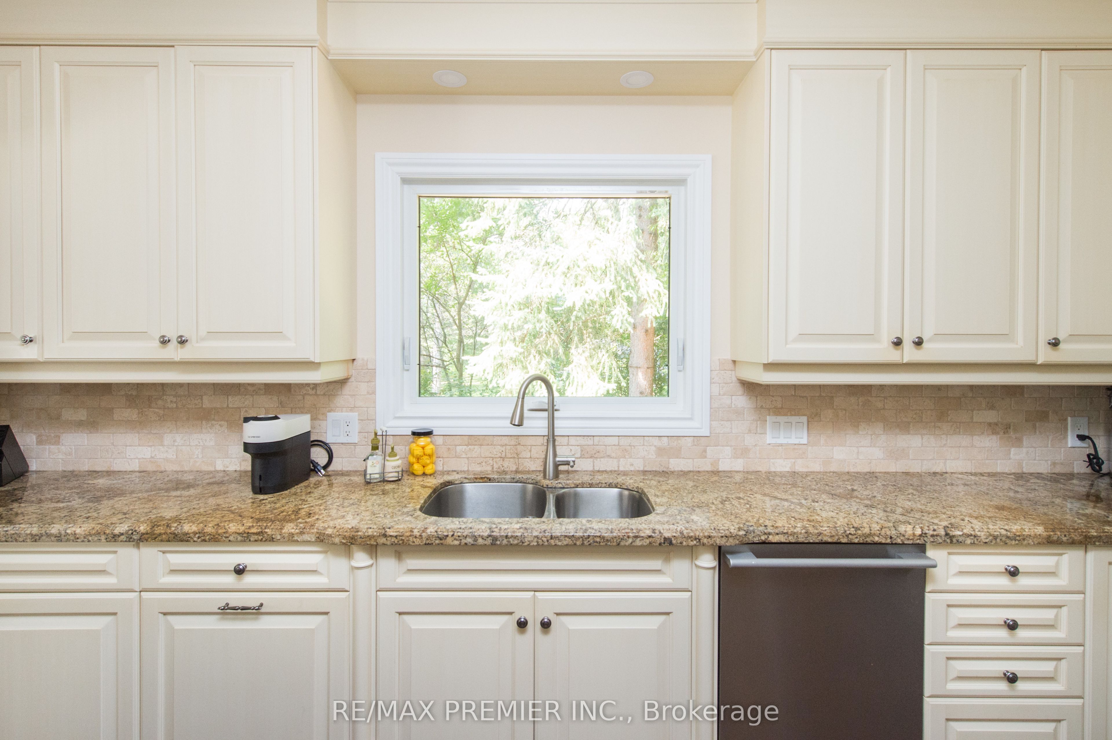 2064 Dickson Road Property Photo 23