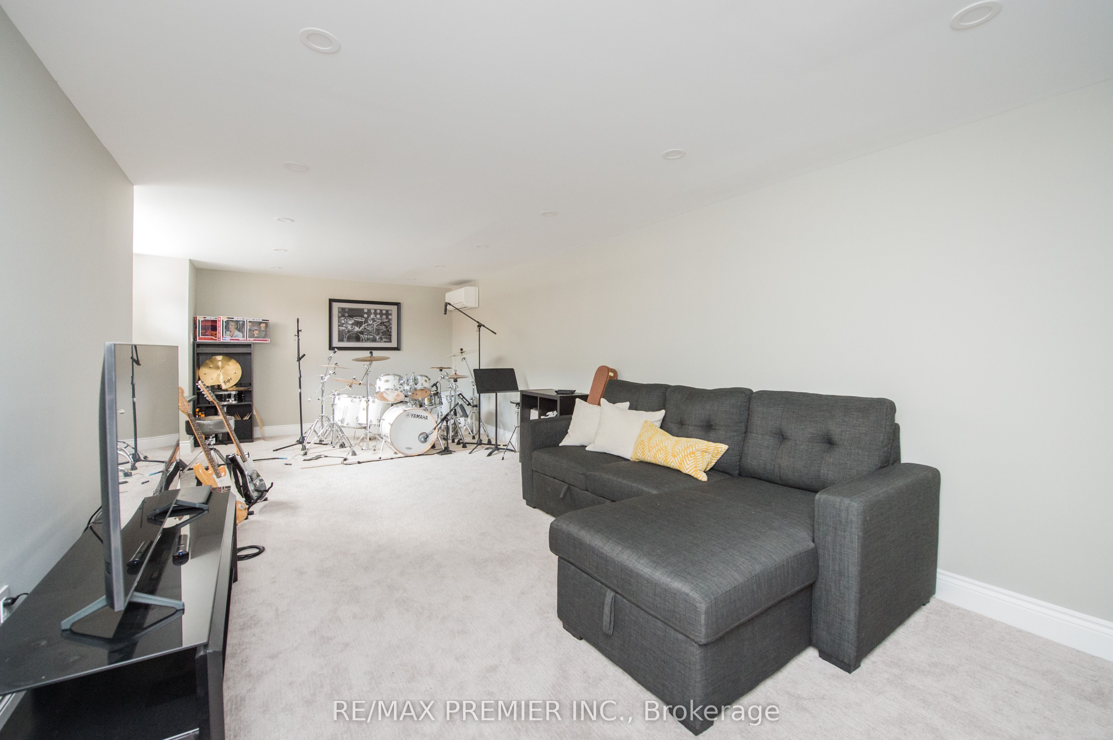 2064 Dickson Road Property Photo 44