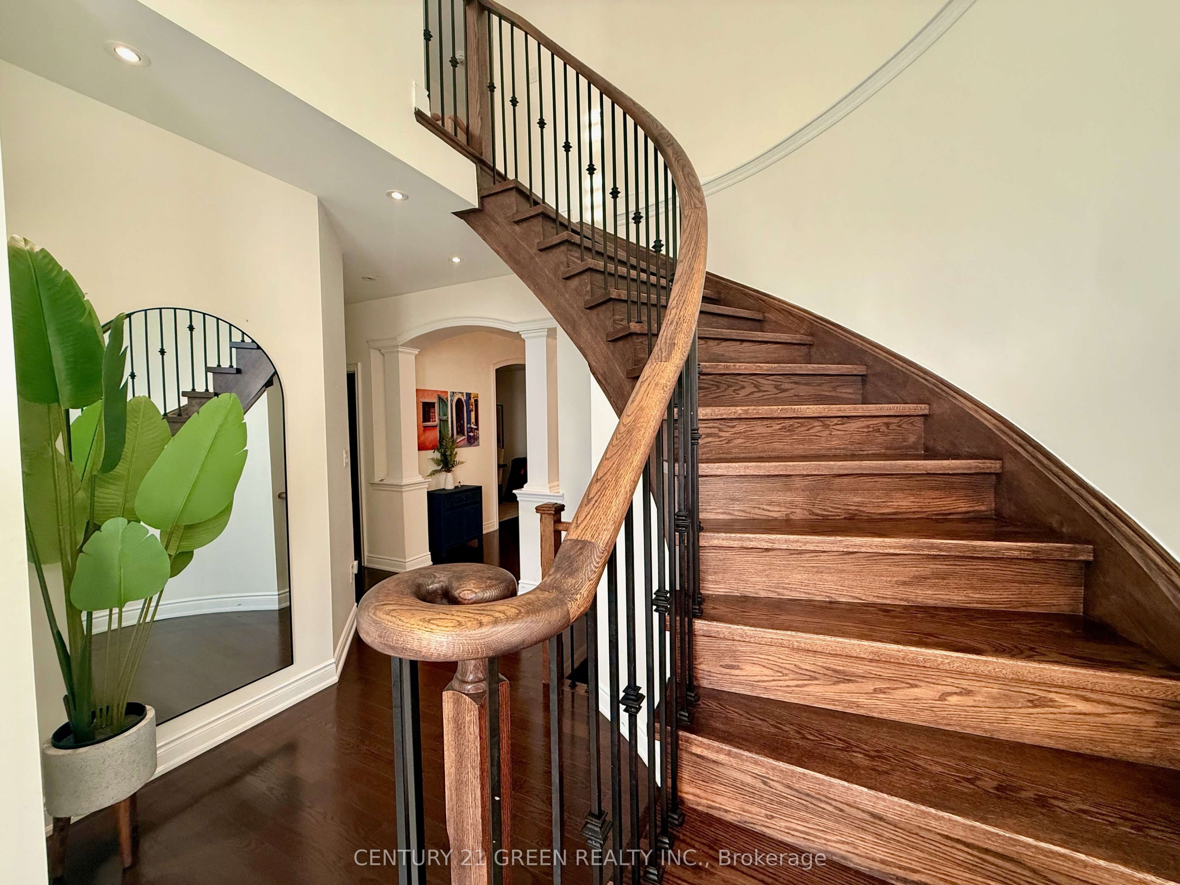 37 Prairie Creek Crescent Main & 2nd Floor Property Photo 2