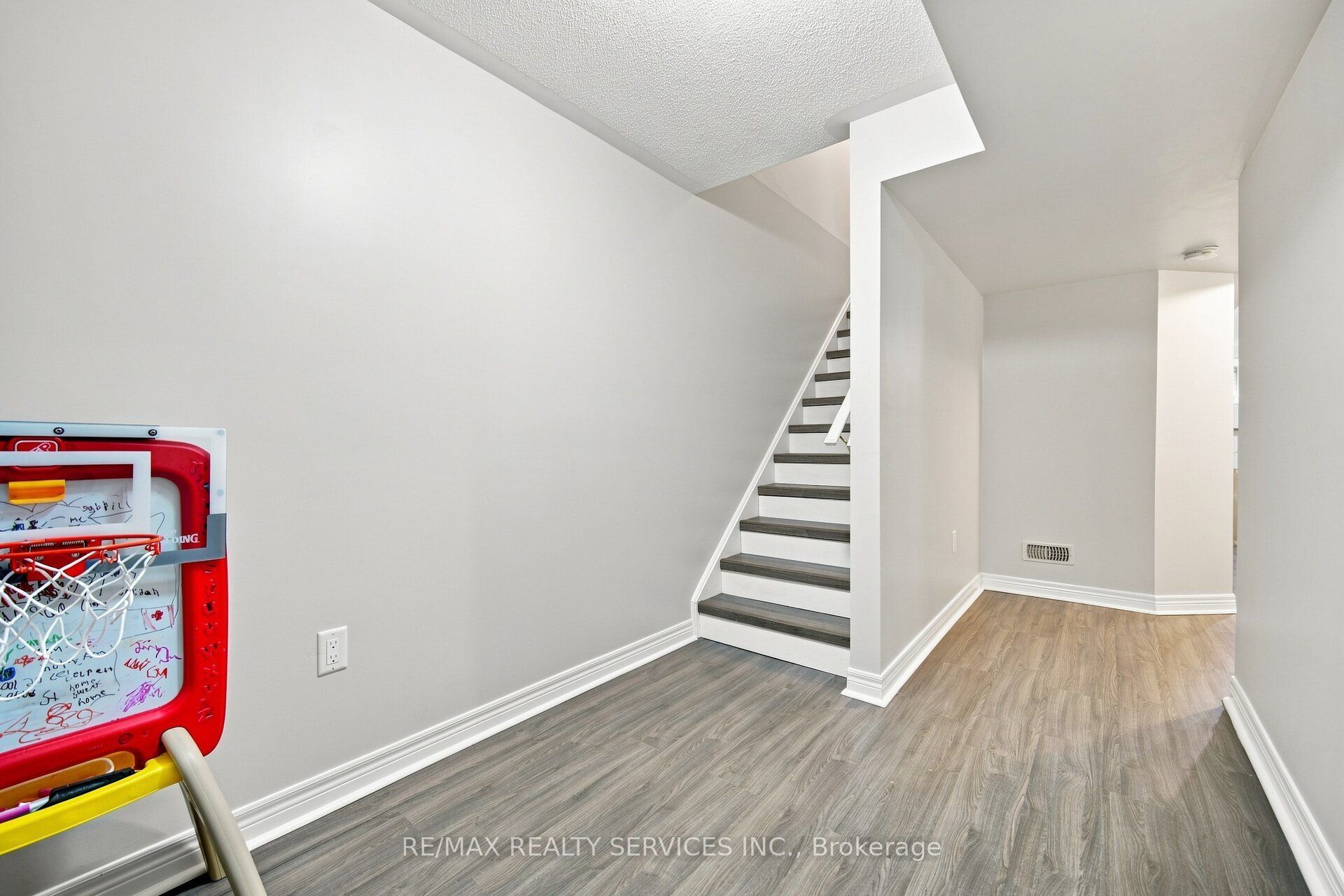 20 Cedarcrest Street Property Photo 33