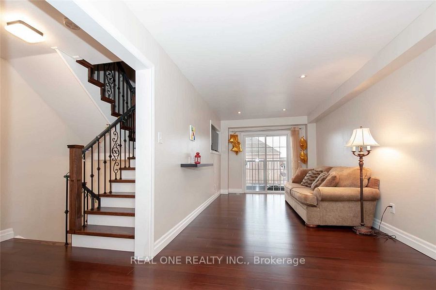 2307 Saddlecreek Crescent Property Photo 6