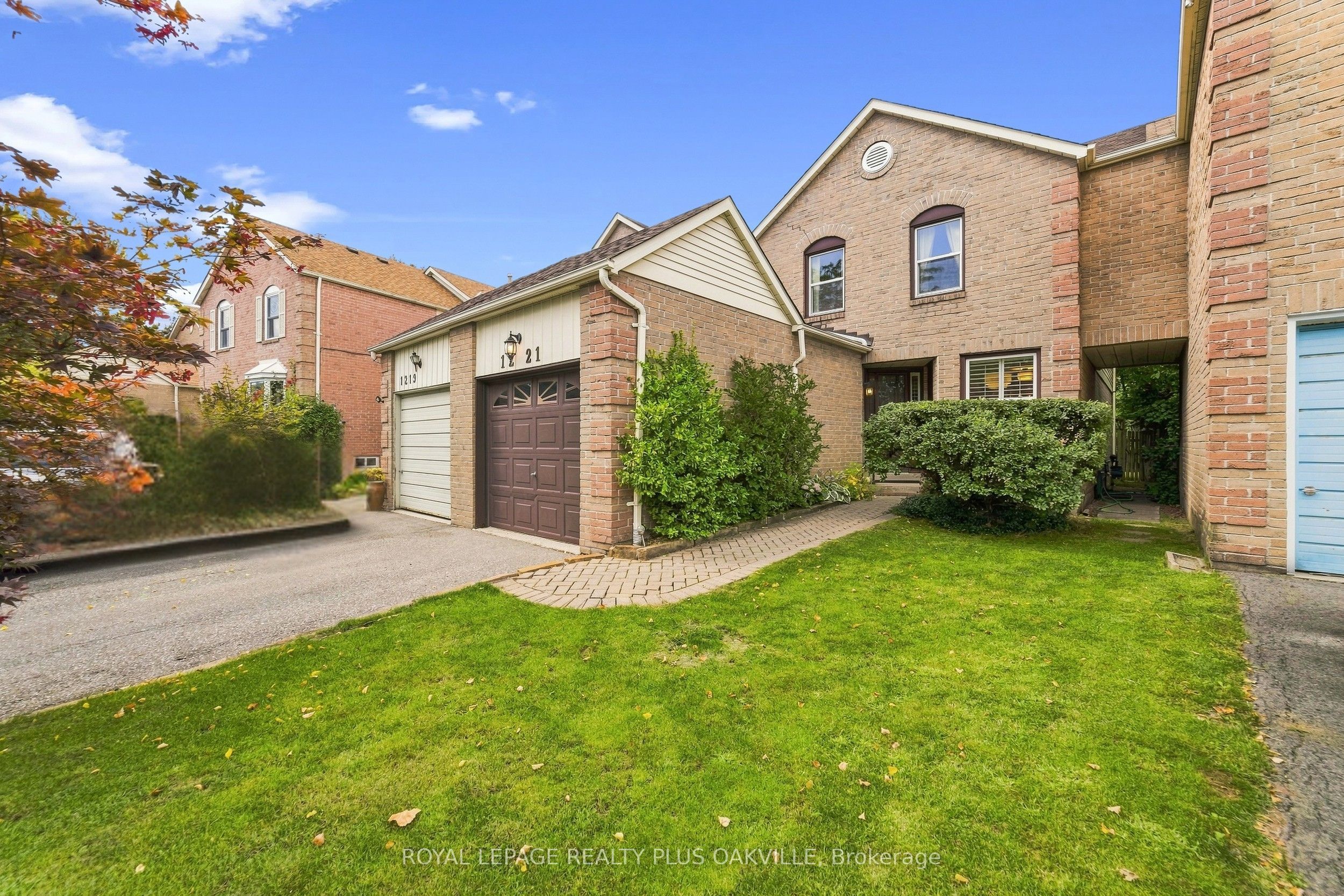 1221 Hedgestone Crescent Property Photo 1
