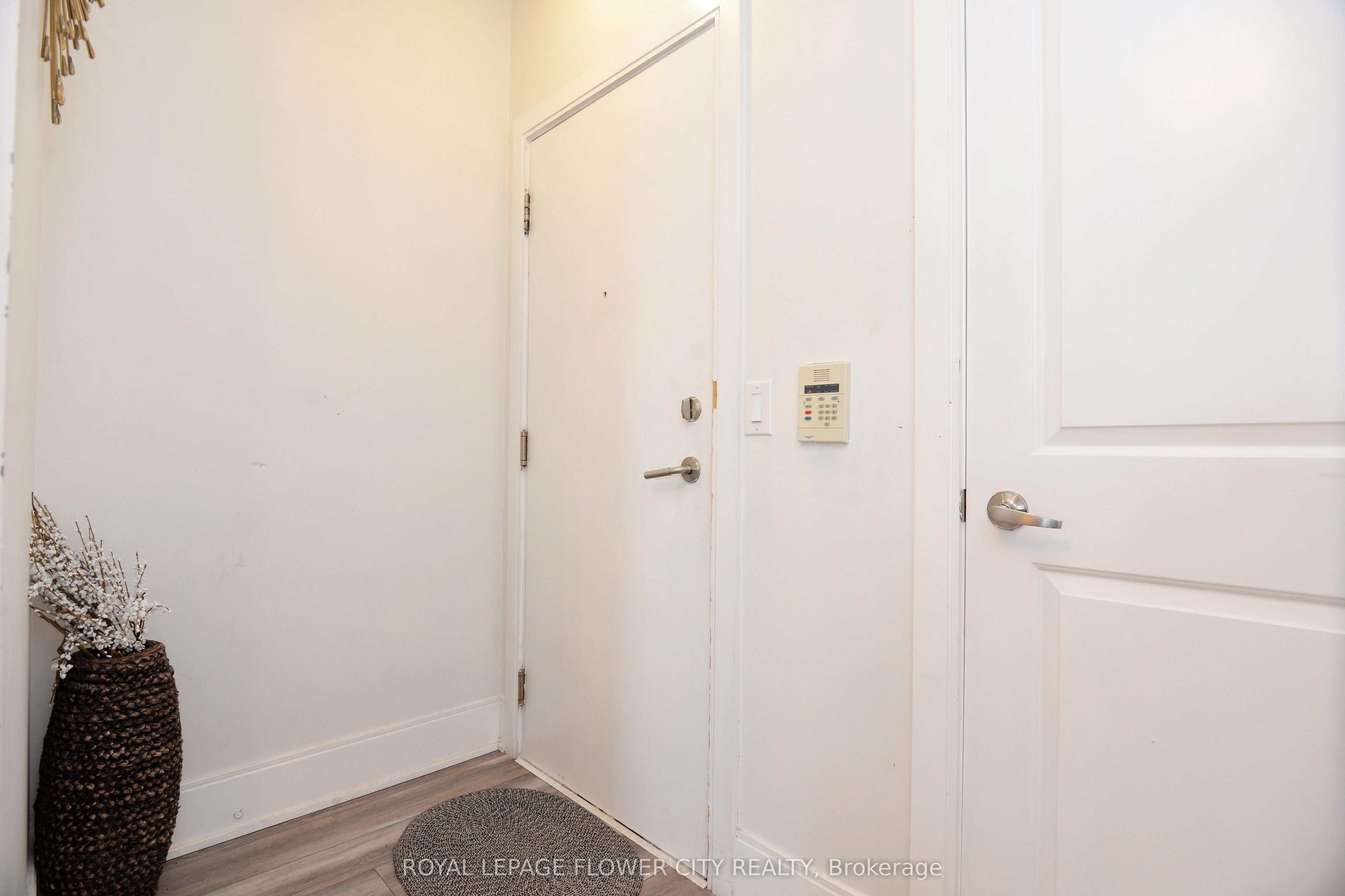 330 Burnhamthorpe Road W 1902 Property Photo 6