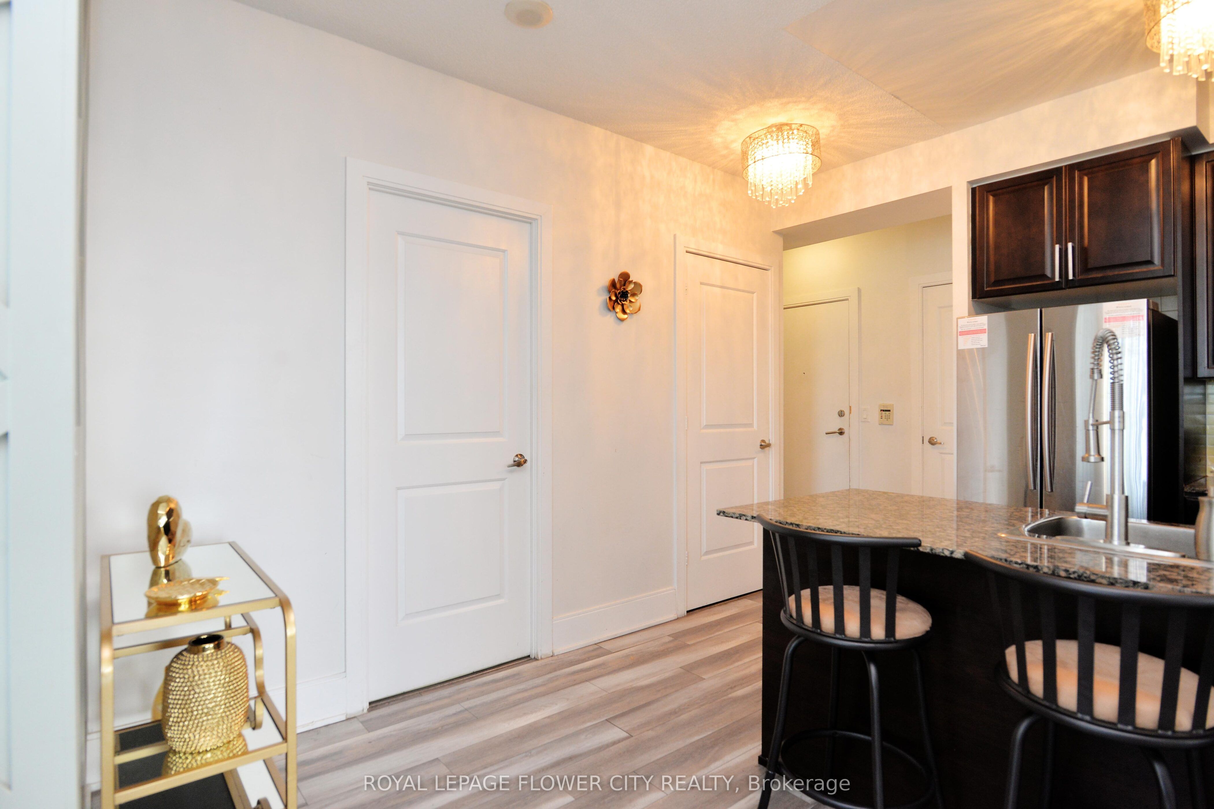 330 Burnhamthorpe Road W 1902 Property Photo 7