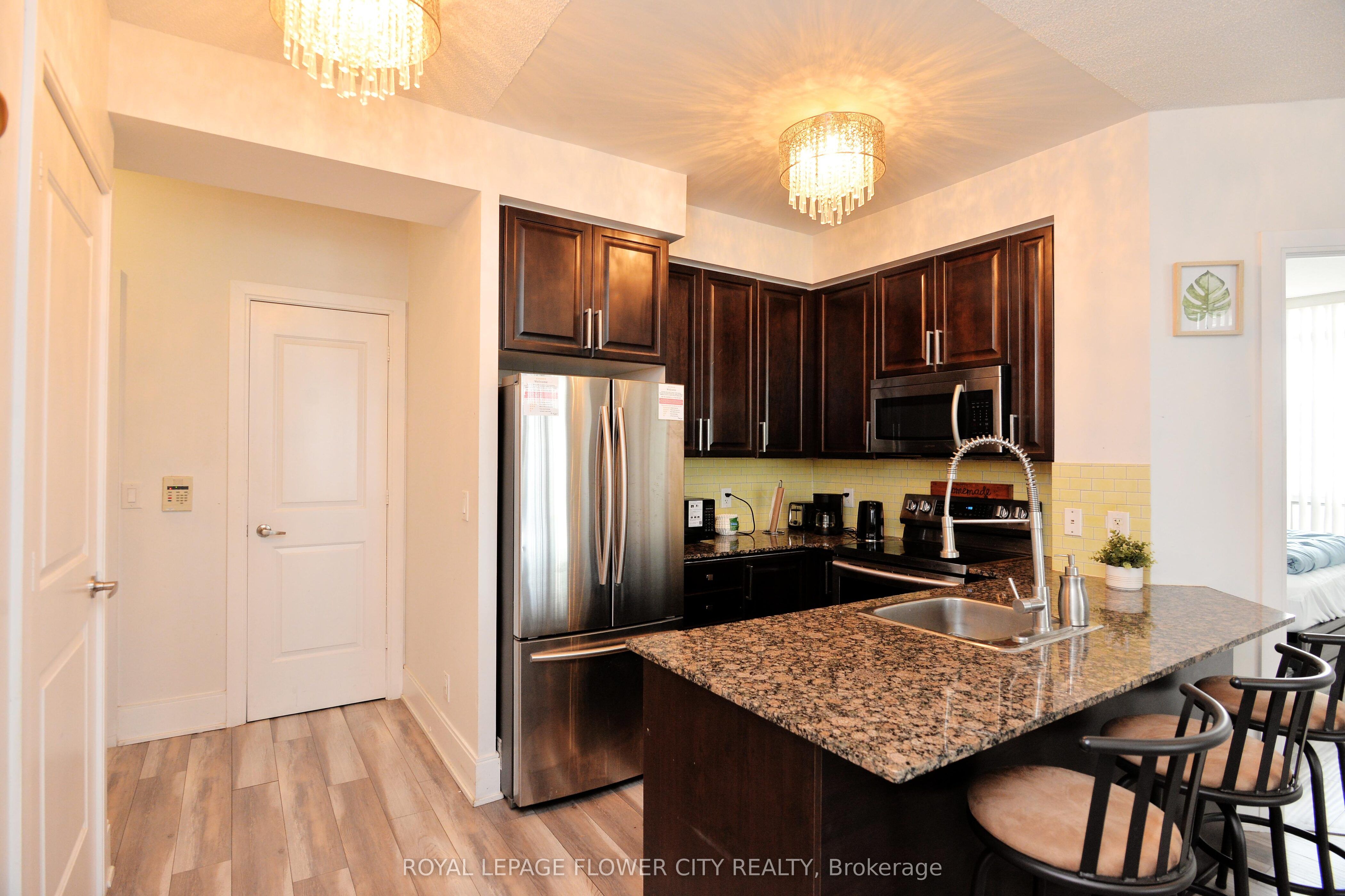 330 Burnhamthorpe Road W 1902 Property Photo 13