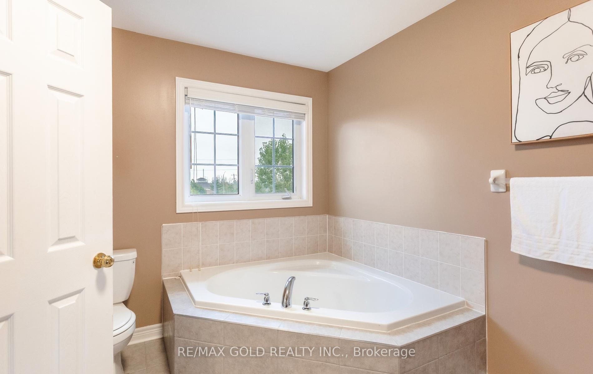 408 Bessborough Drive Property Photo 33