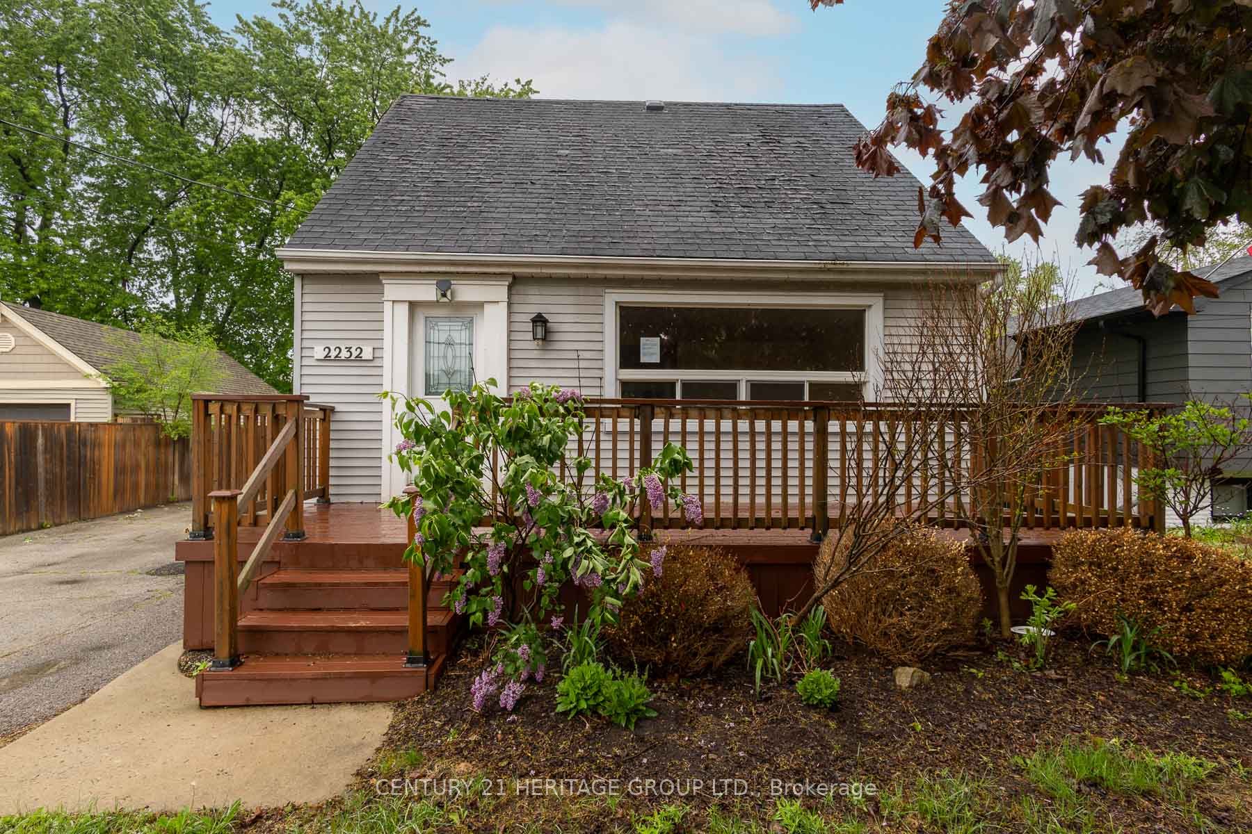 2232 Queensway Drive Property Photo 1