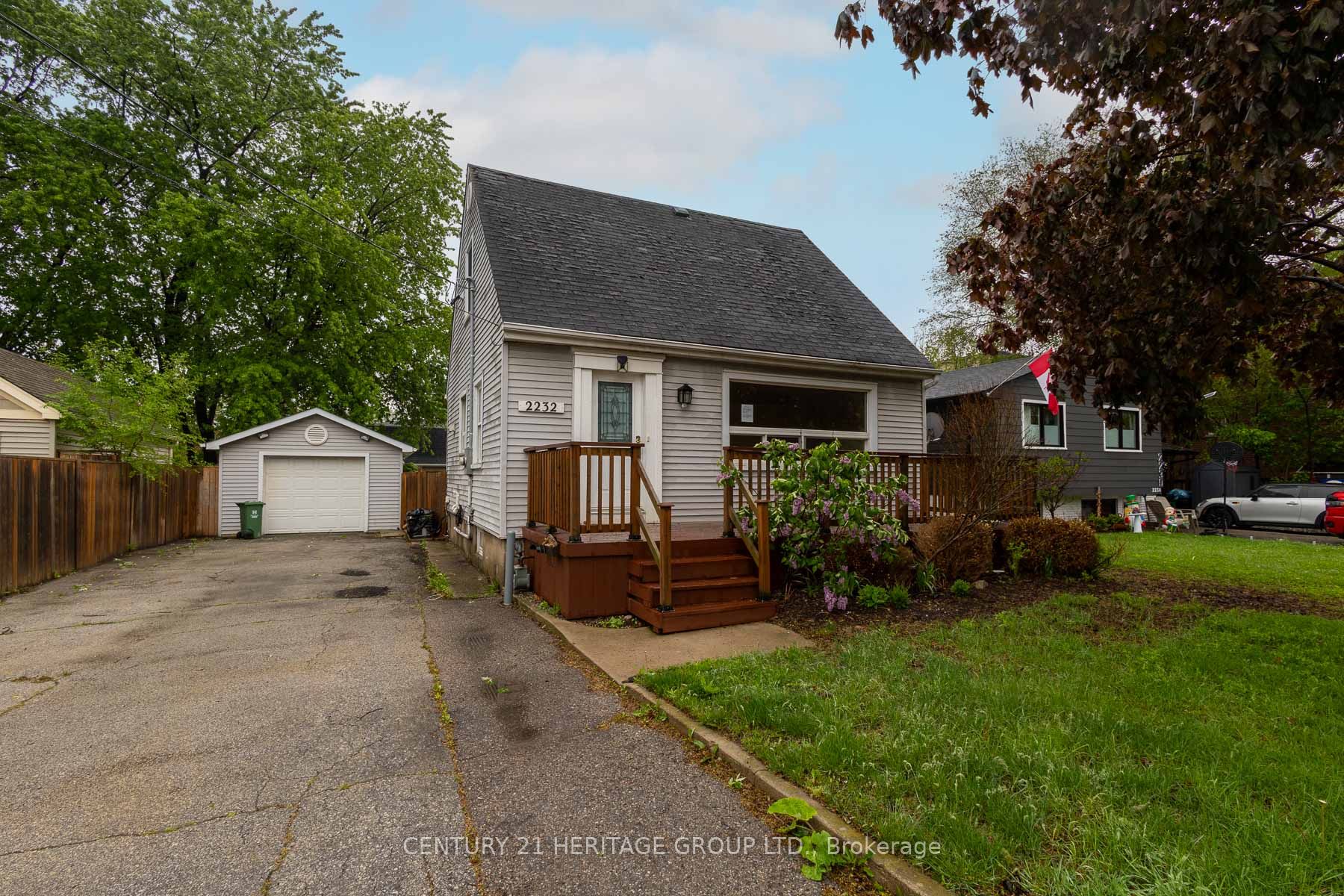 2232 Queensway Drive Property Photo 2
