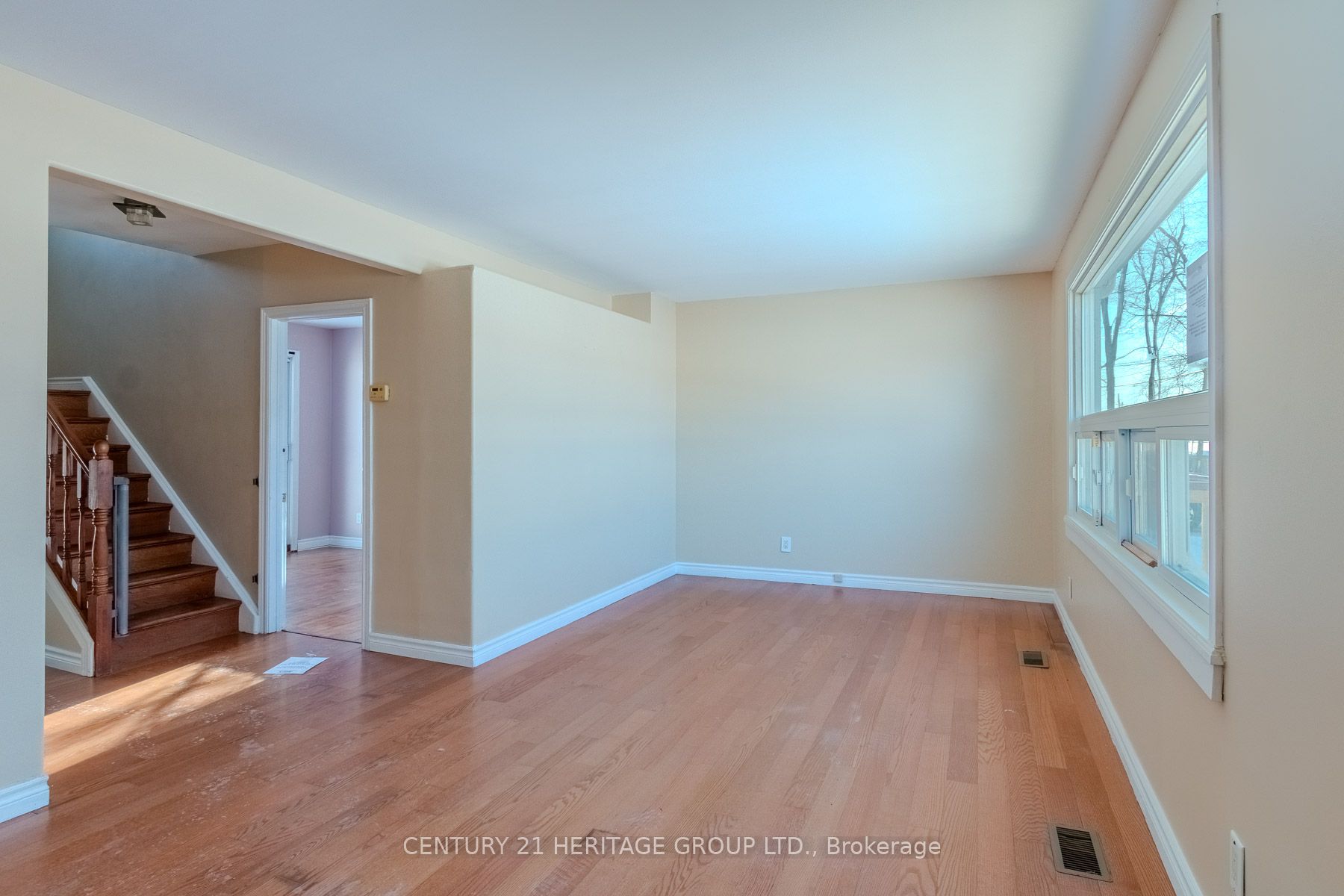 2232 Queensway Drive Property Photo 6