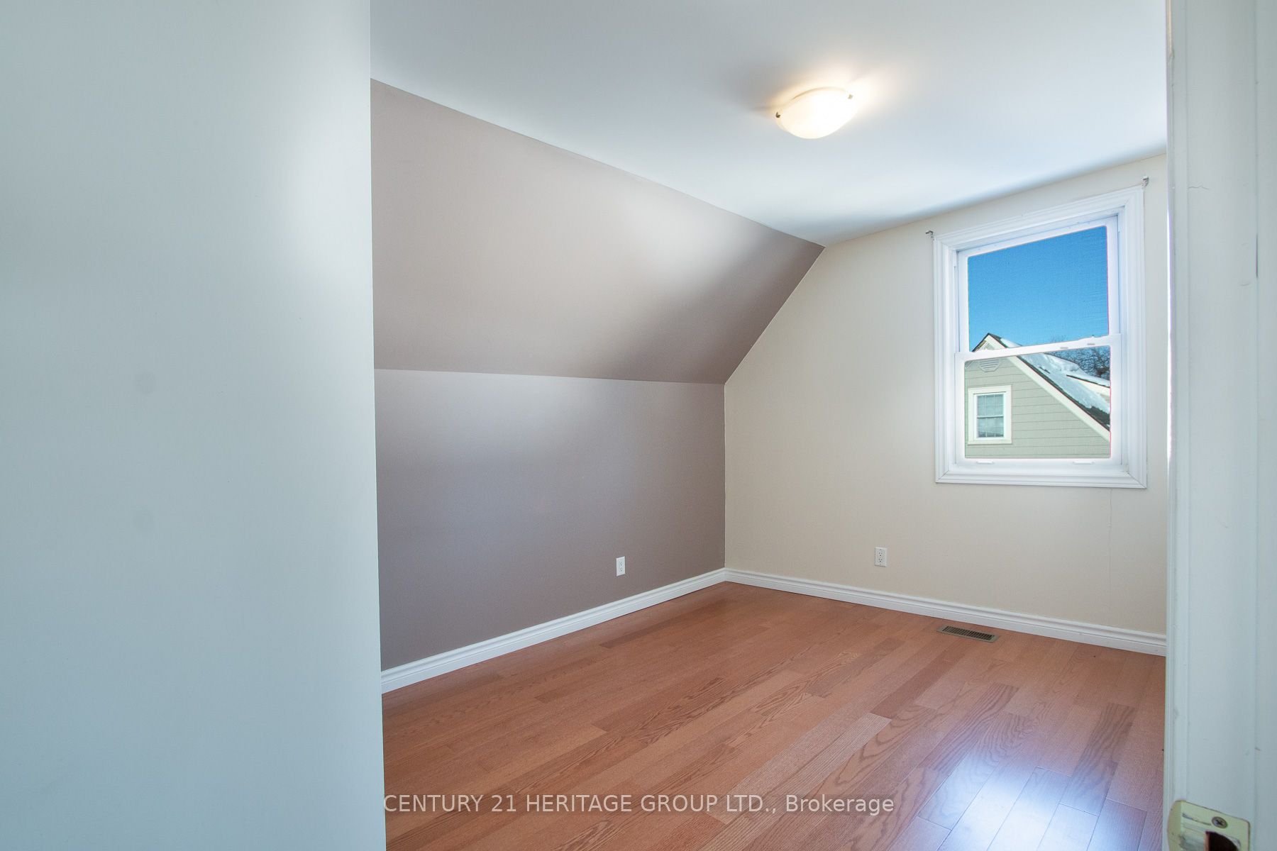 2232 Queensway Drive Property Photo 9