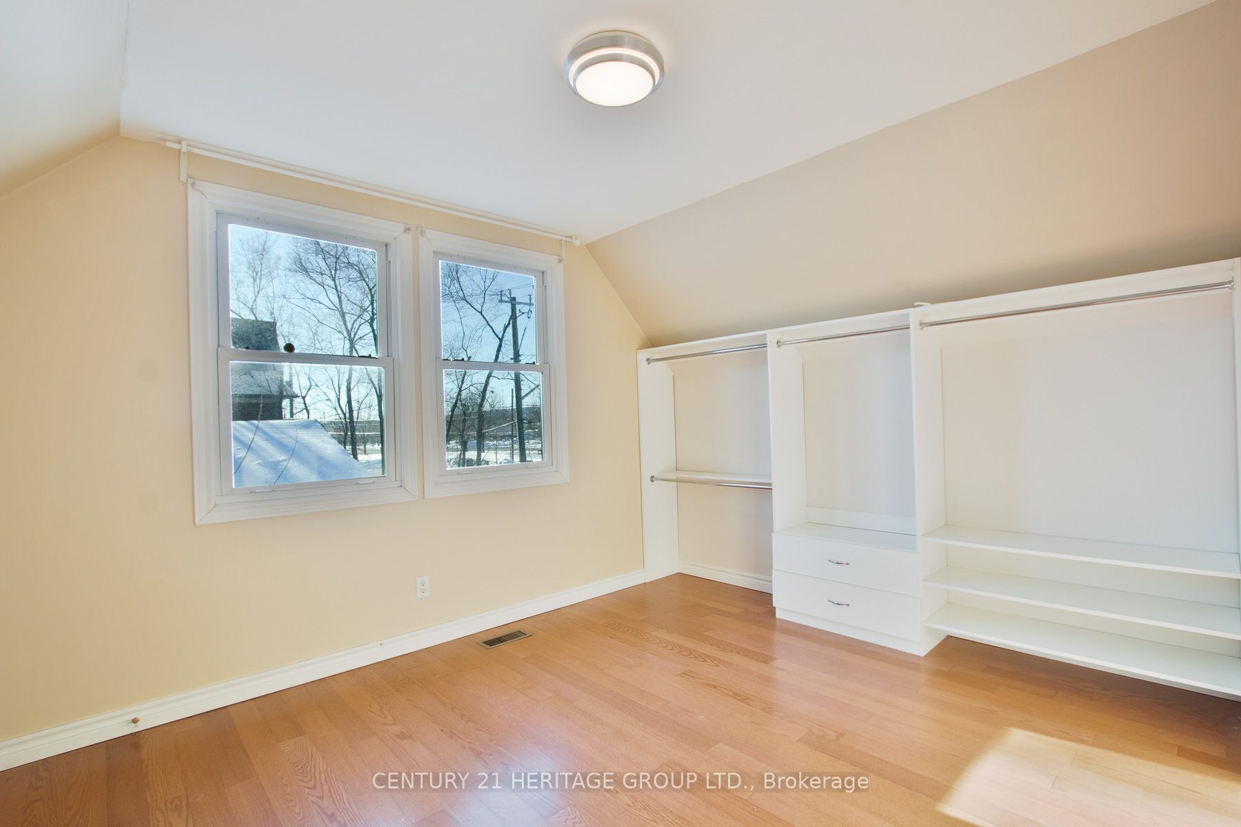 2232 Queensway Drive Property Photo 10