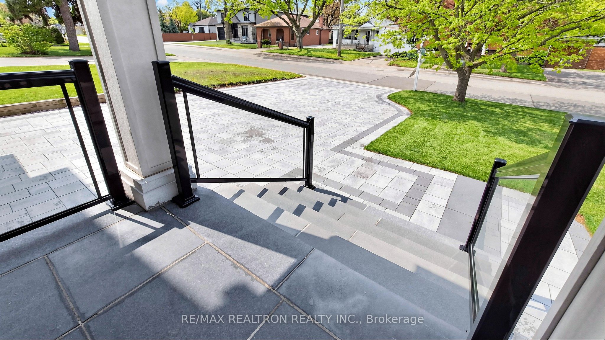 9 Roxaline Street Property Photo 3