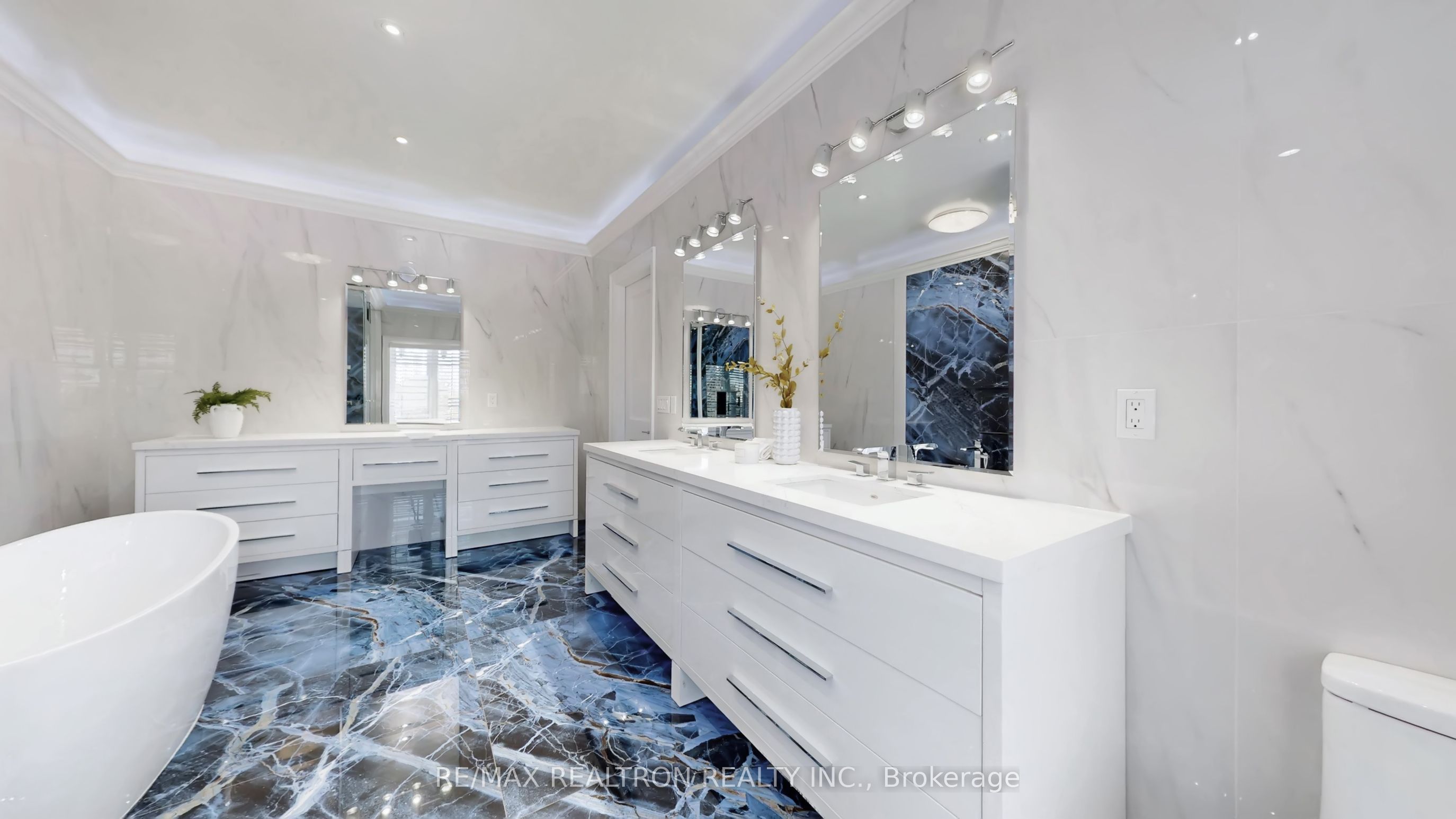 9 Roxaline Street Property Photo 24