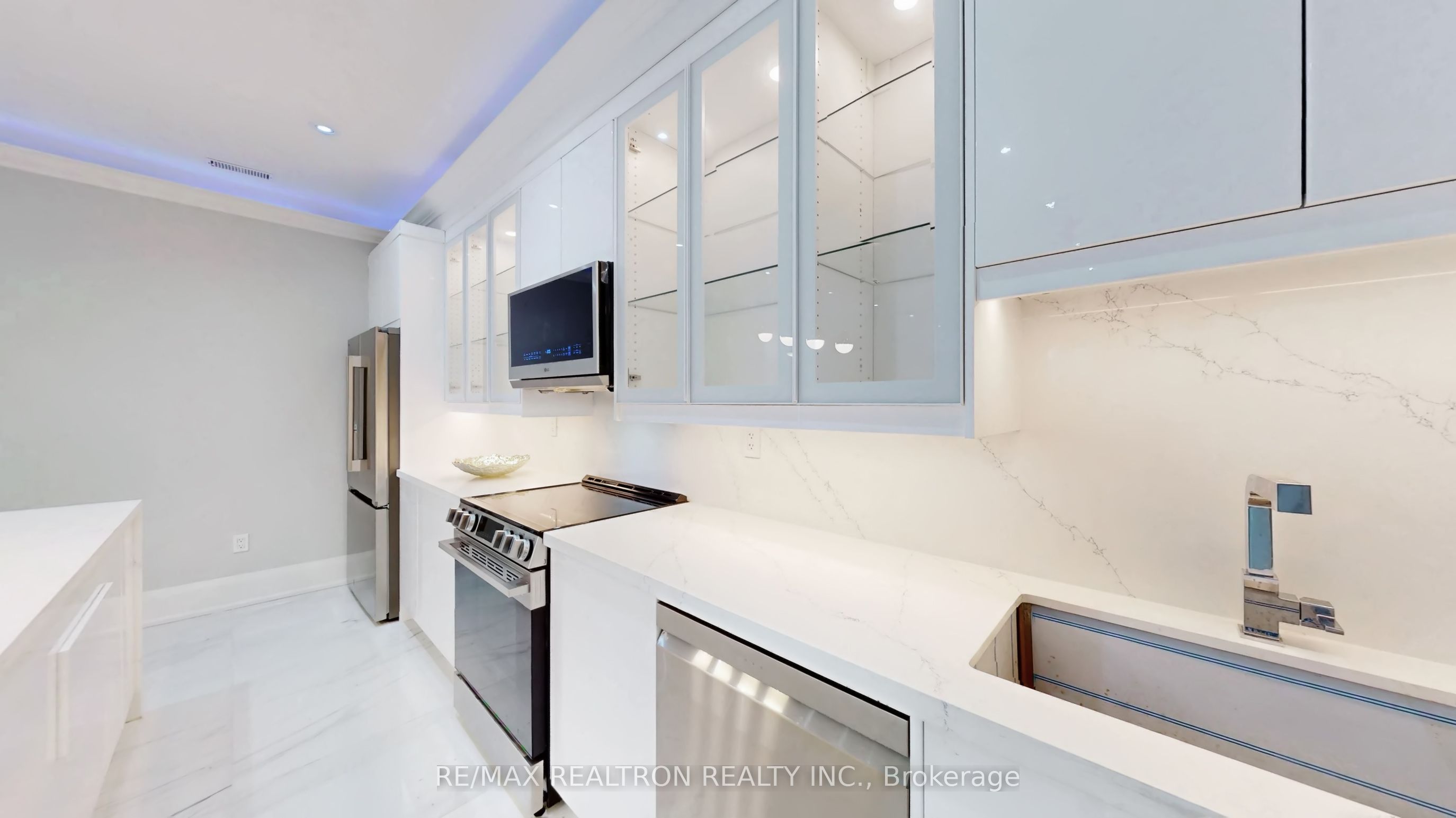 9 Roxaline Street Property Photo 38