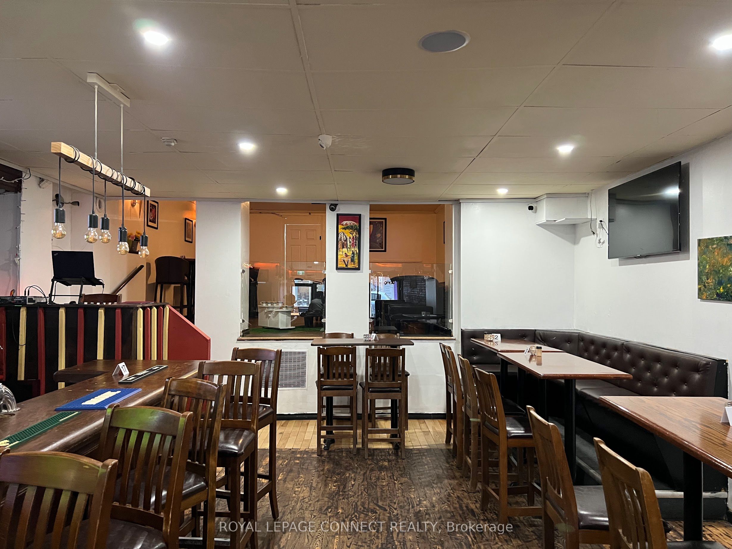 965 Bloor Street W Property Photo 3