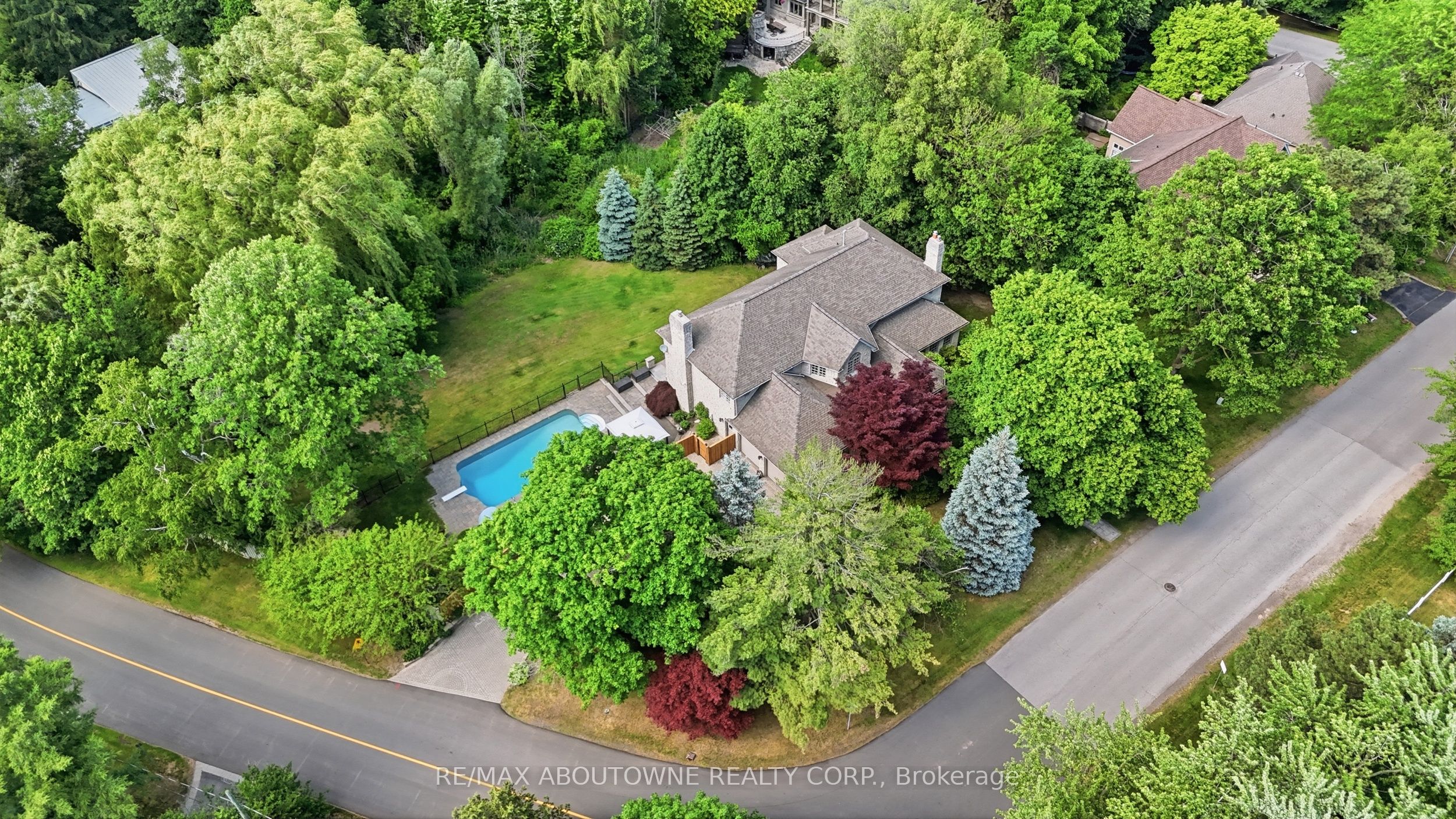437 Cairncroft Road Property Photo 4