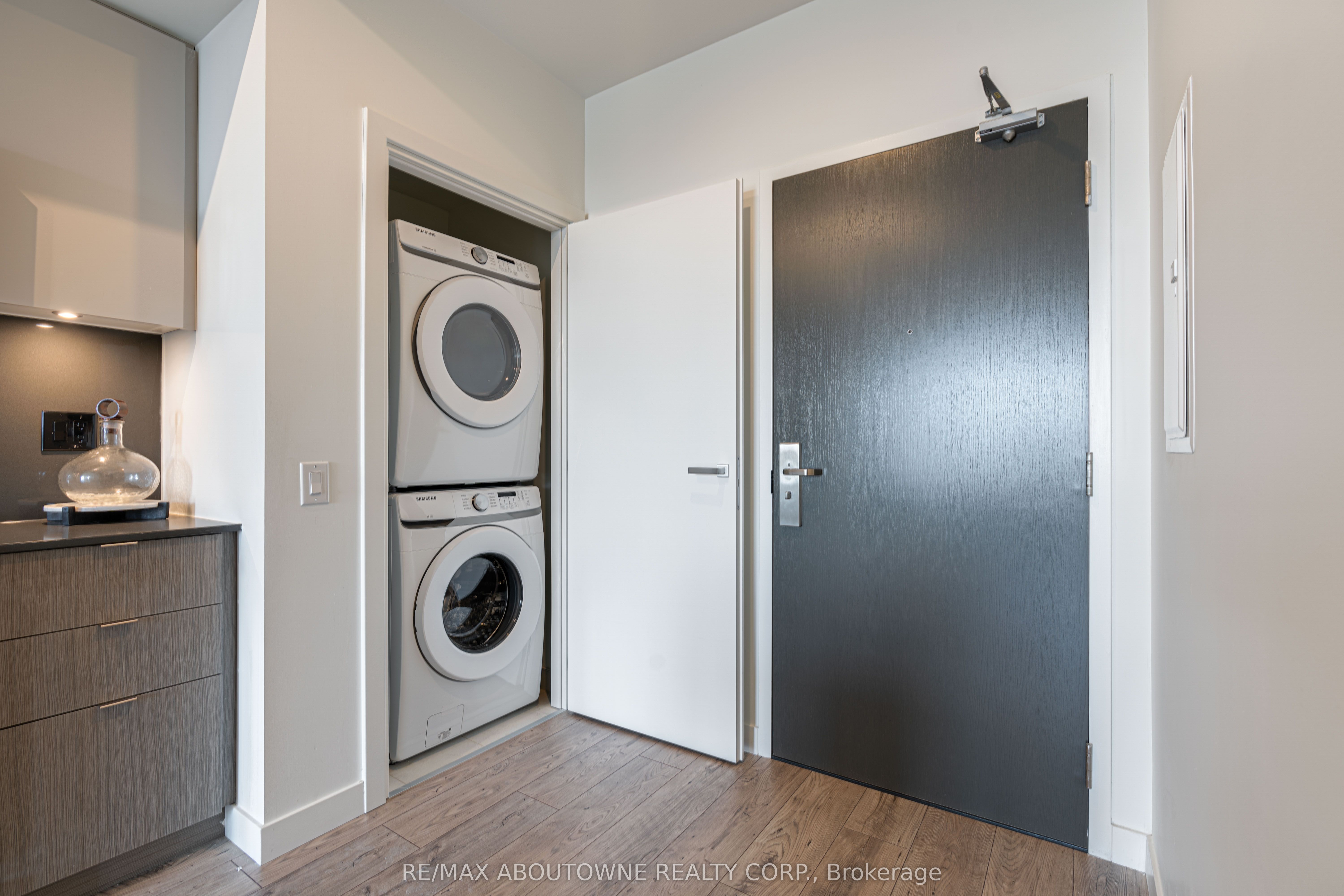 133 Bronte Road B607 Property Photo 12