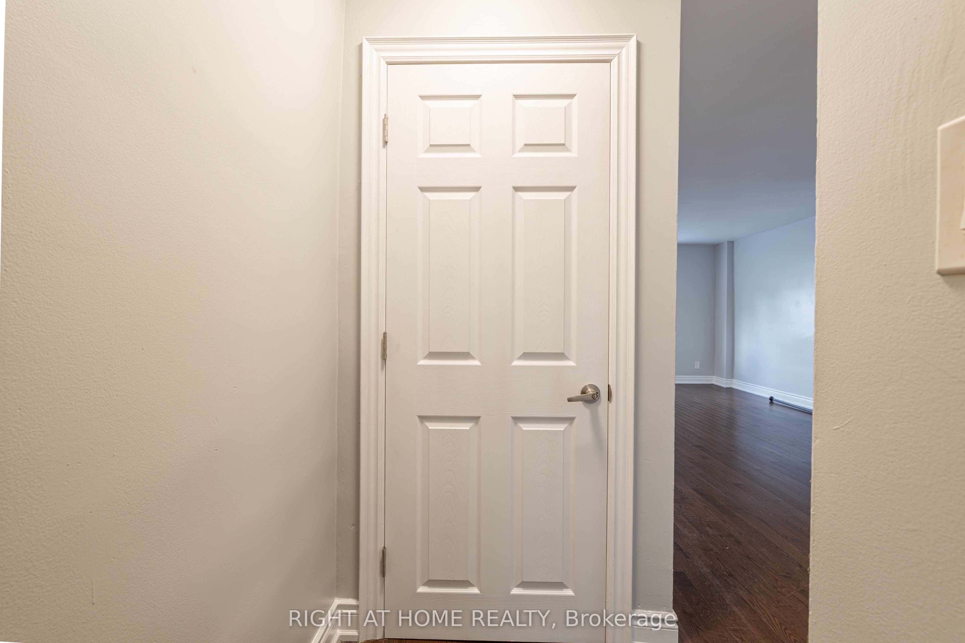 1132 The Queensway Avenue A Property Photo 2
