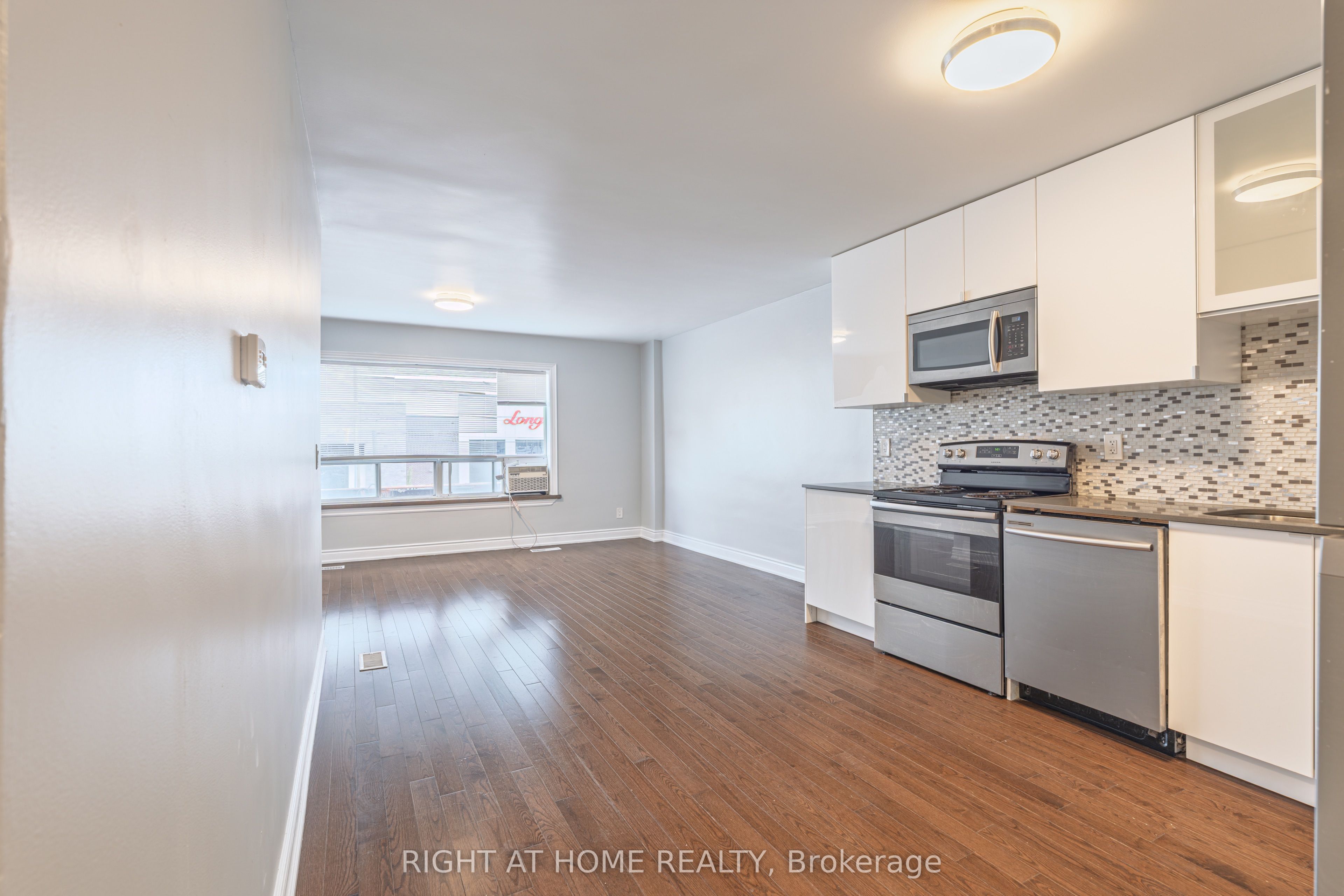1132 The Queensway Avenue A Property Photo 4