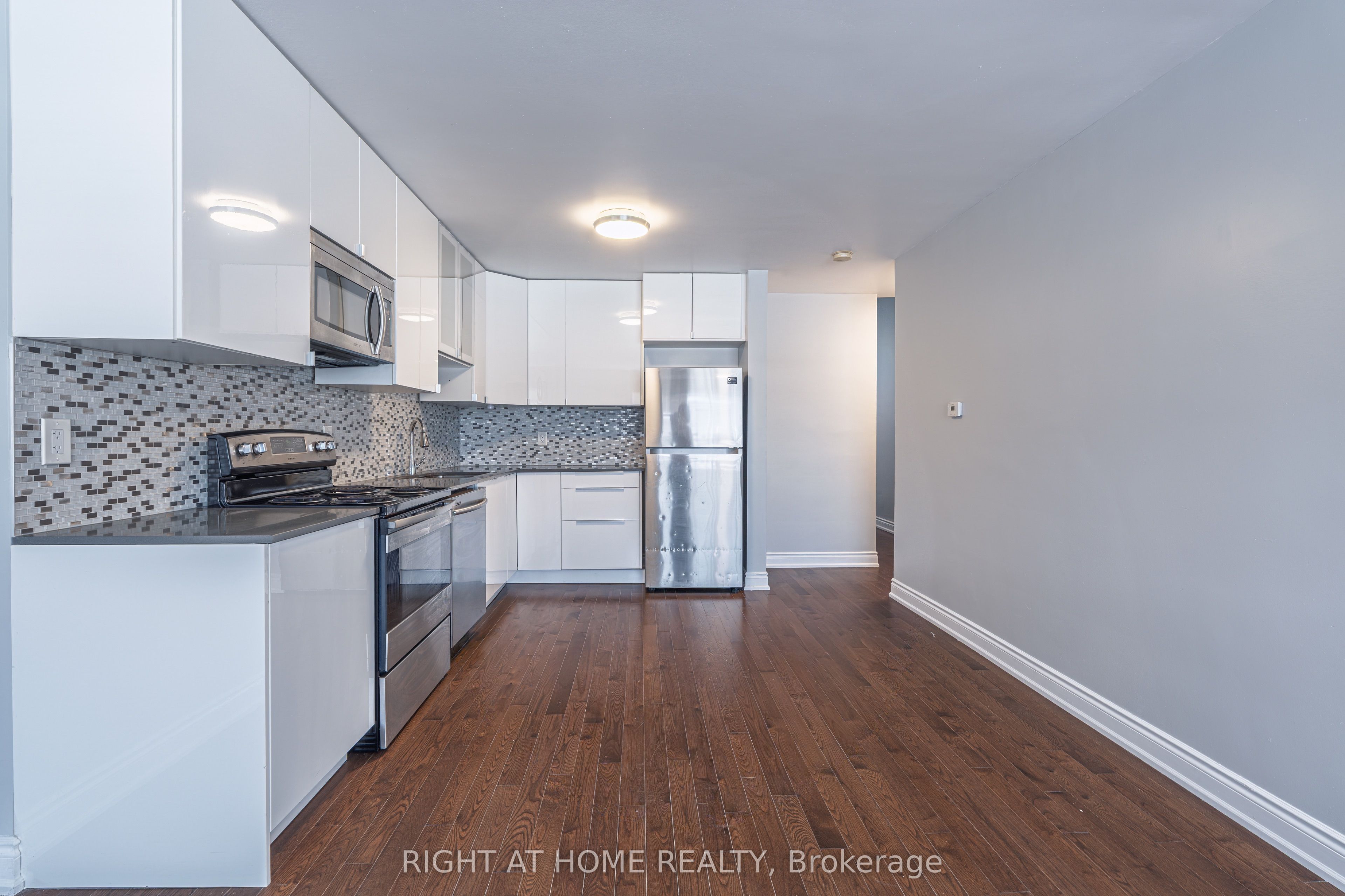 1132 The Queensway Avenue A Property Photo 6