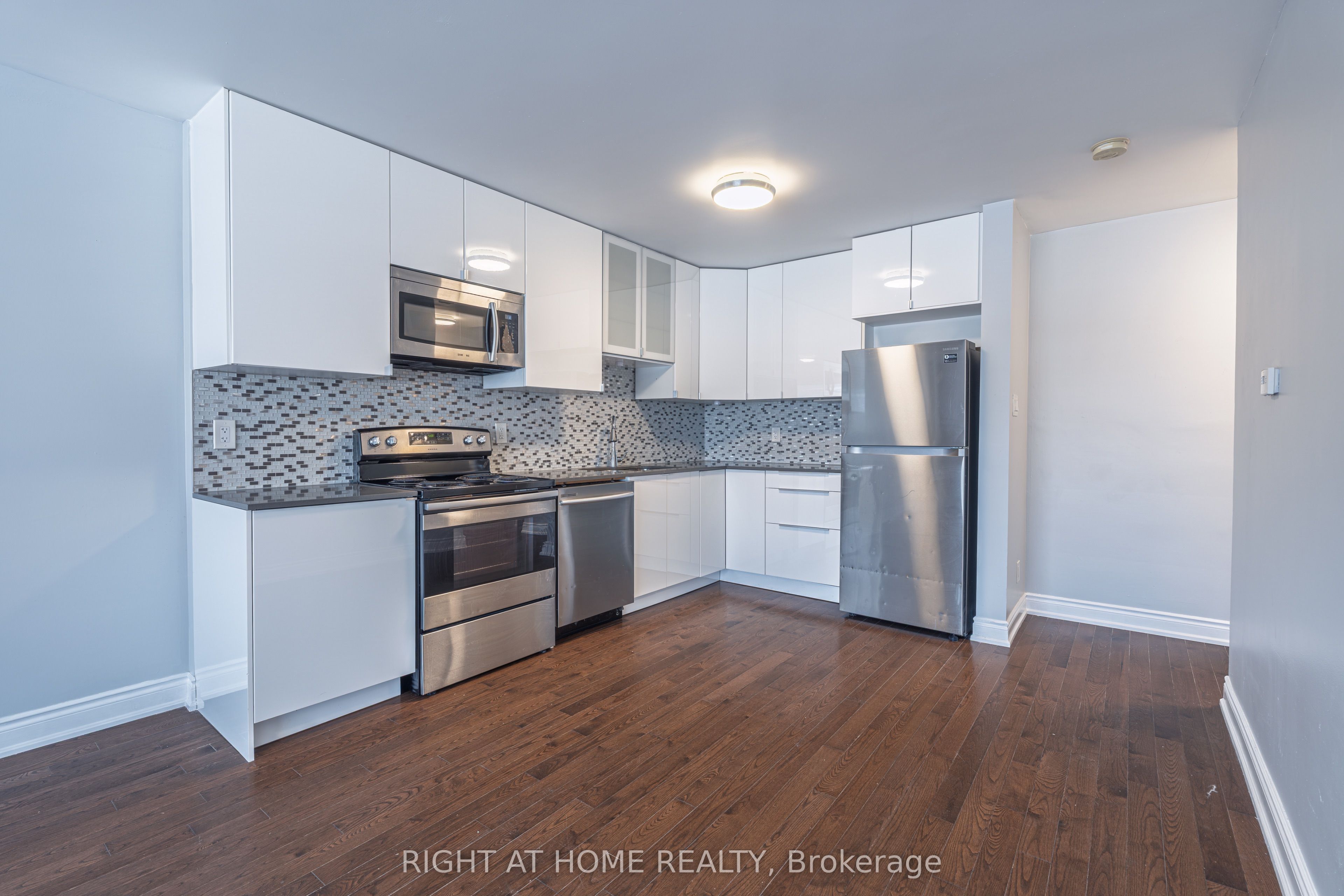 1132 The Queensway Avenue A Property Photo 7
