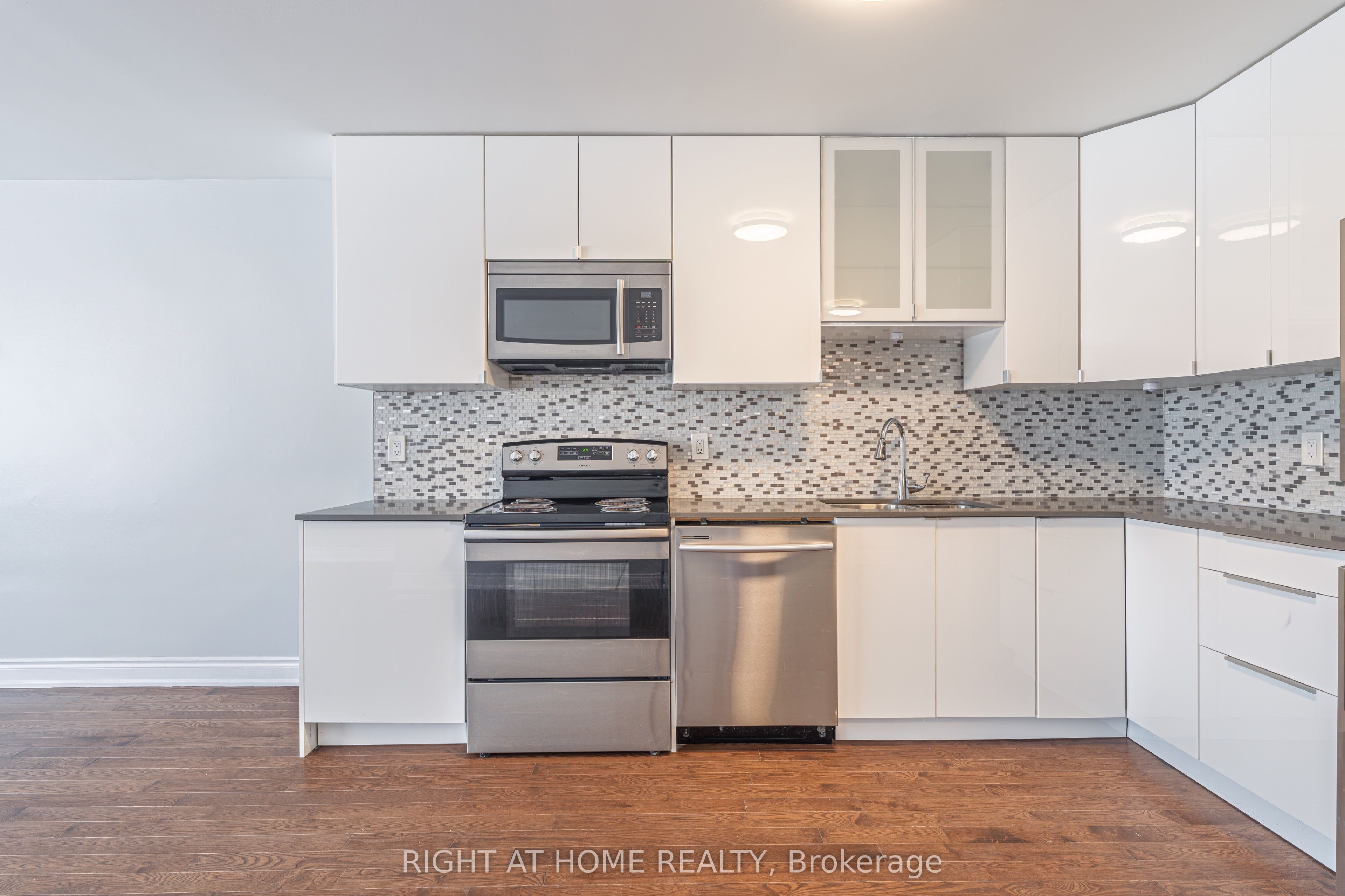 1132 The Queensway Avenue A Property Photo 8