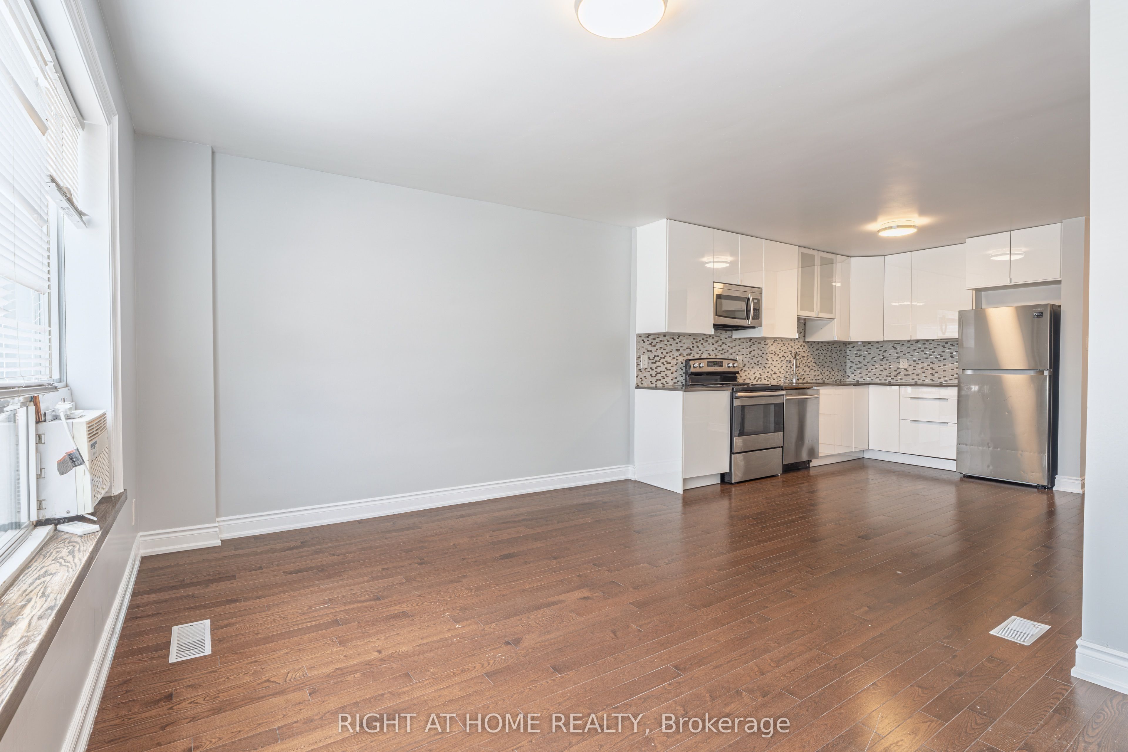1132 The Queensway Avenue A Property Photo 12
