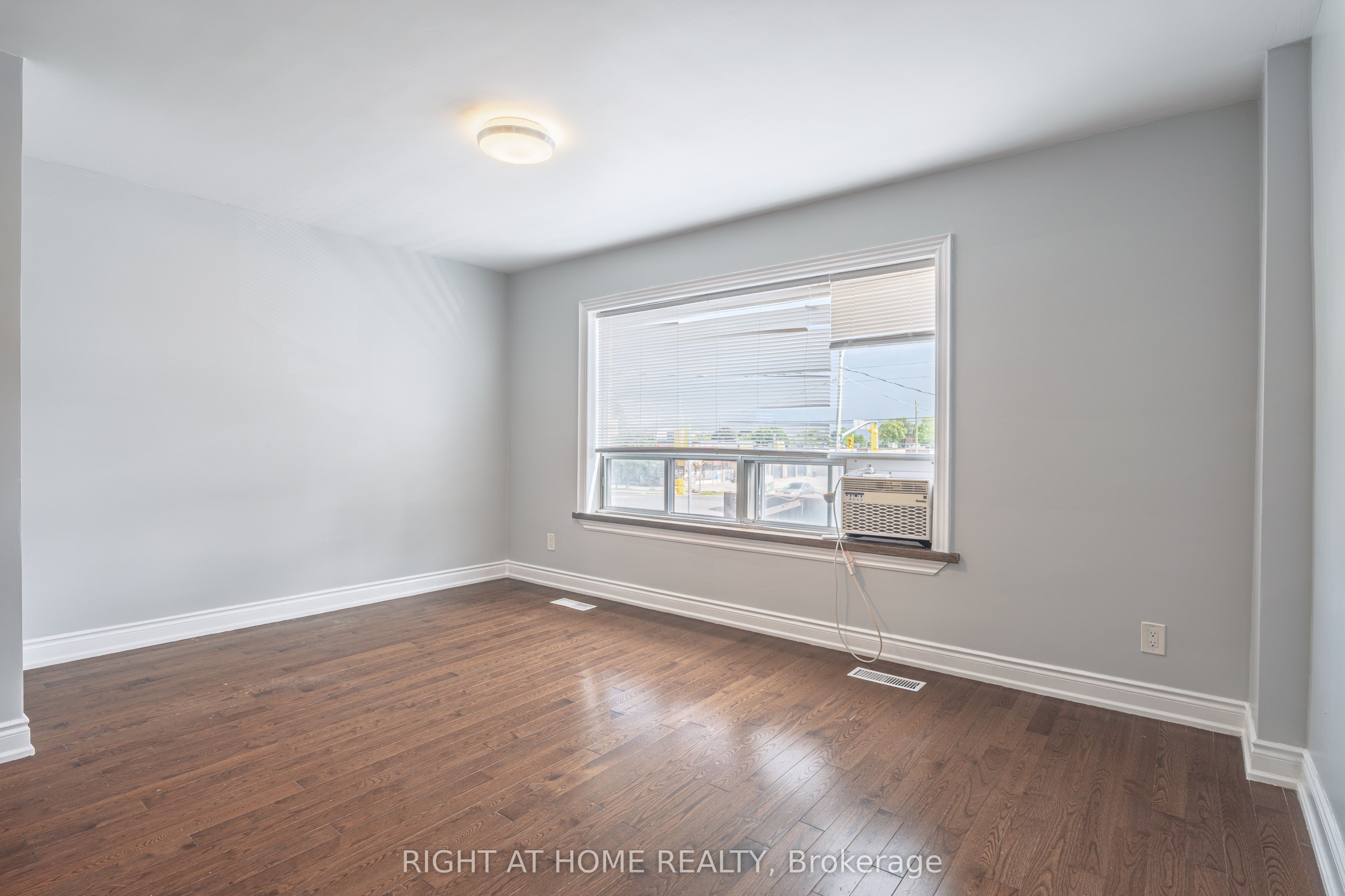 1132 The Queensway Avenue A Property Photo 13