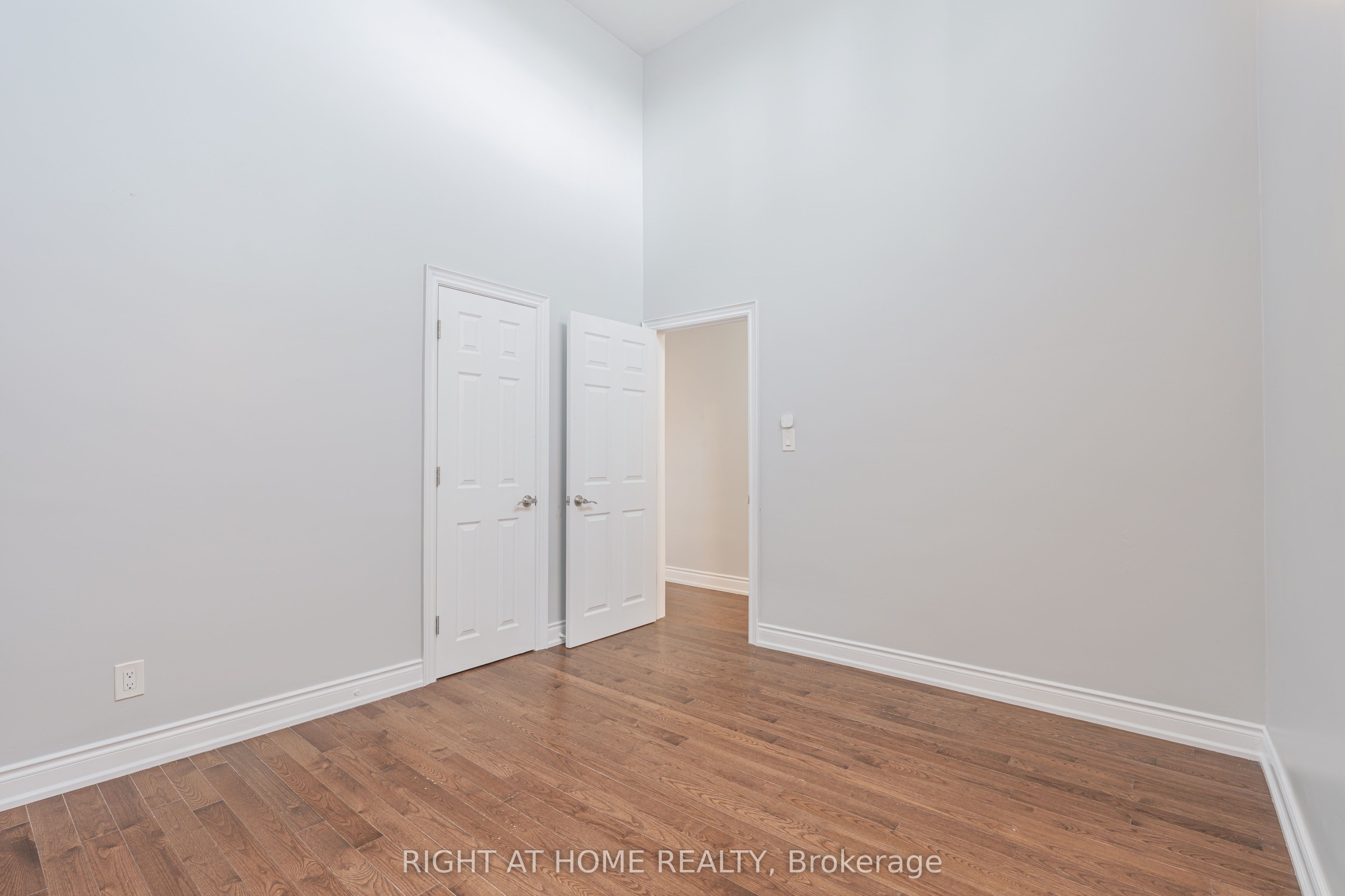 1132 The Queensway Avenue A Property Photo 16