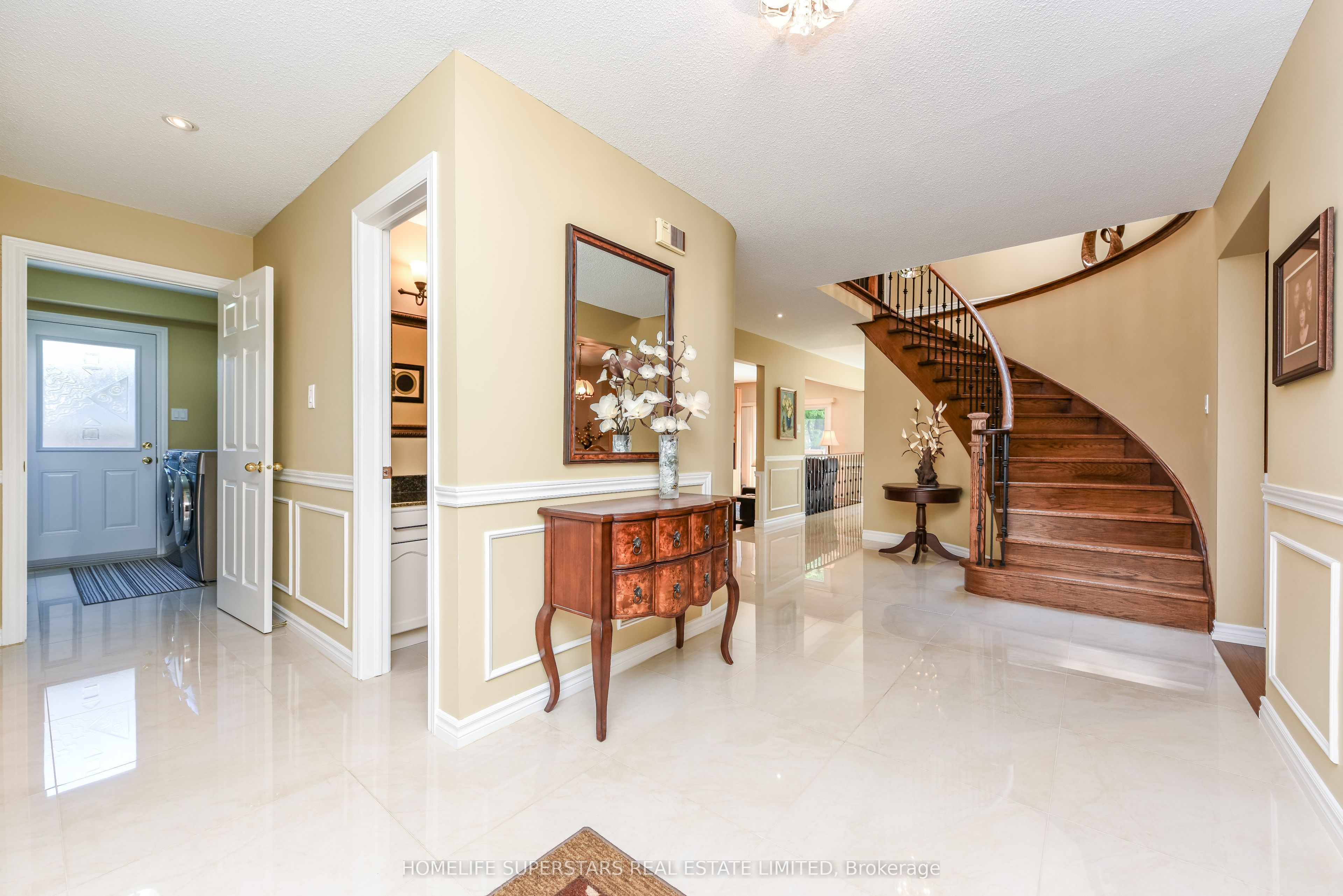 168 River Oaks Boulevard E Property Photo 4