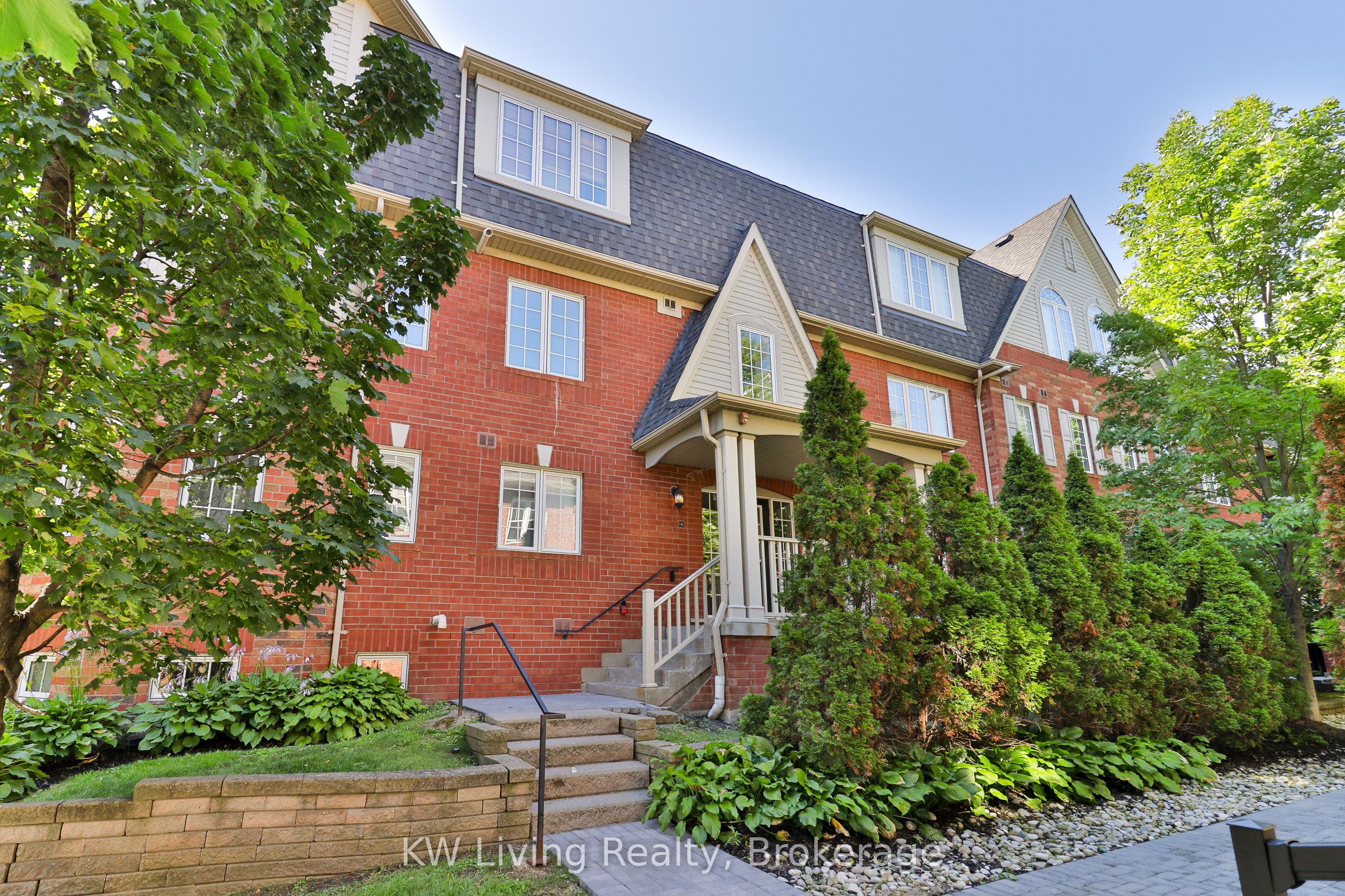 740 Neighbourhood Circle 4 Property Photo 2