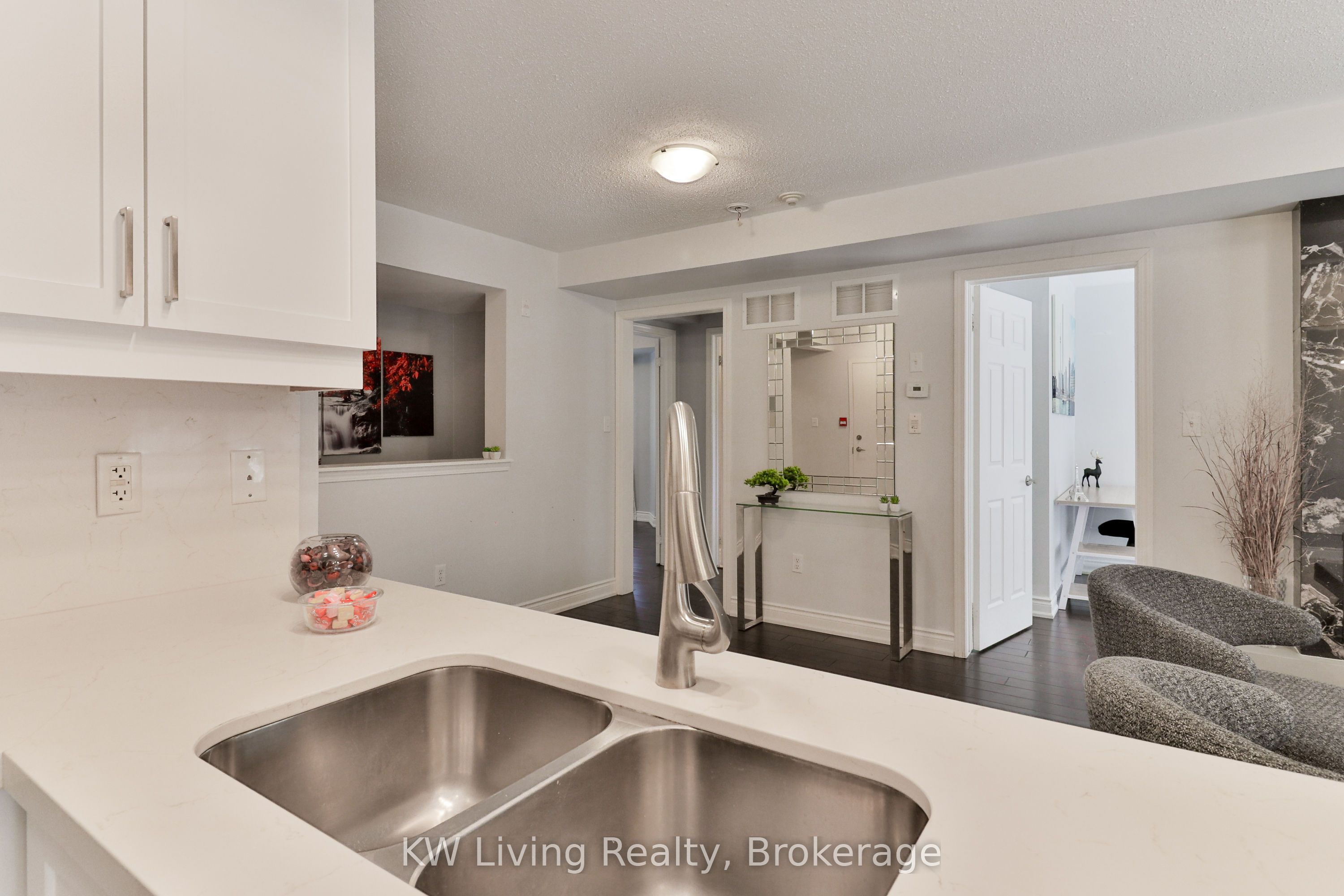 740 Neighbourhood Circle 4 Property Photo 10