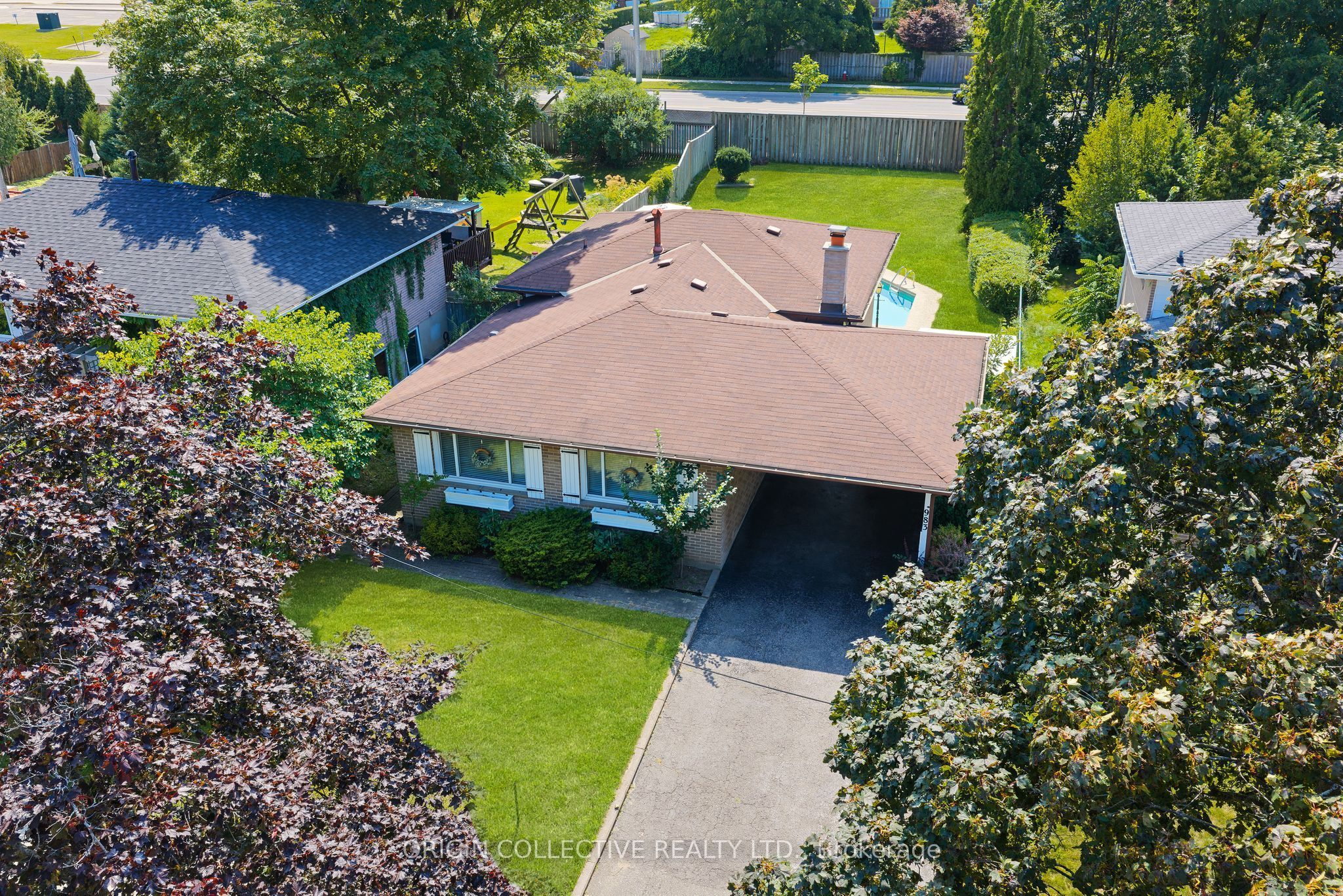983 Parthia Crescent Property Photo 2