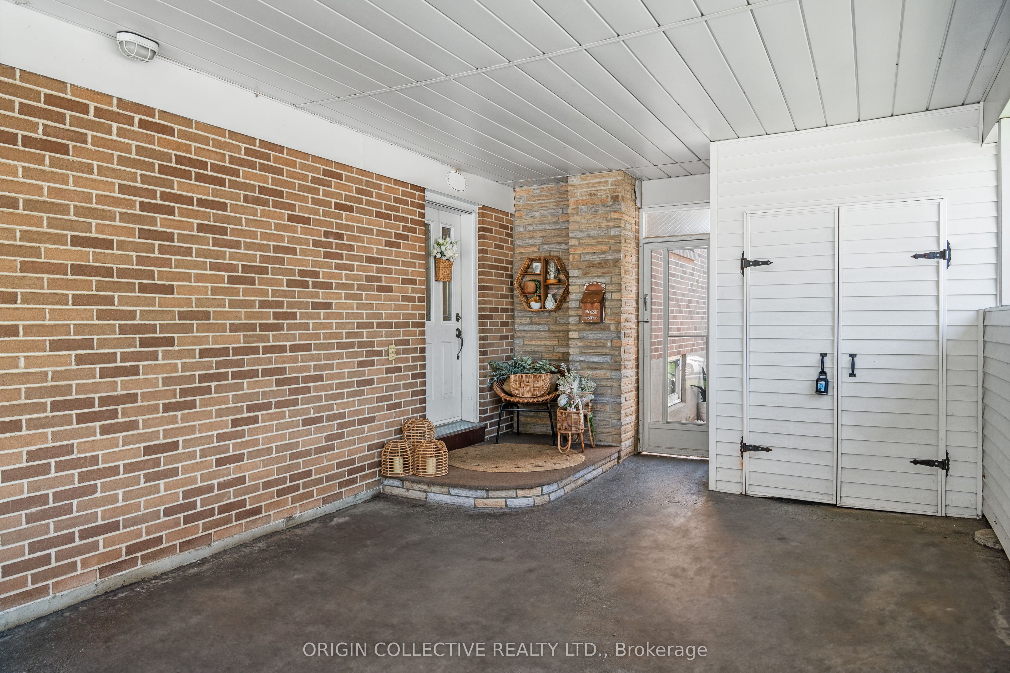 983 Parthia Crescent Property Photo 3