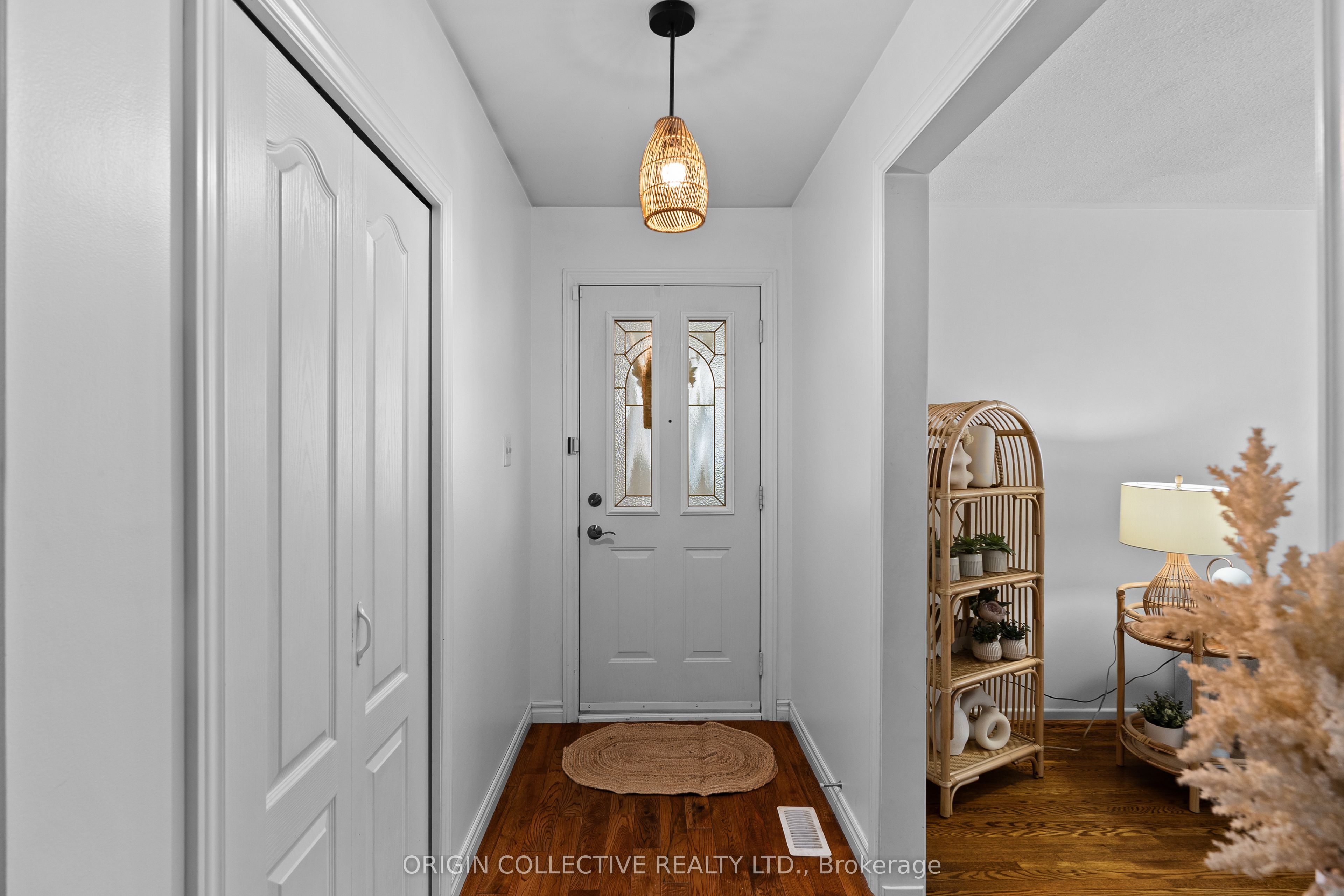 983 Parthia Crescent Property Photo 4