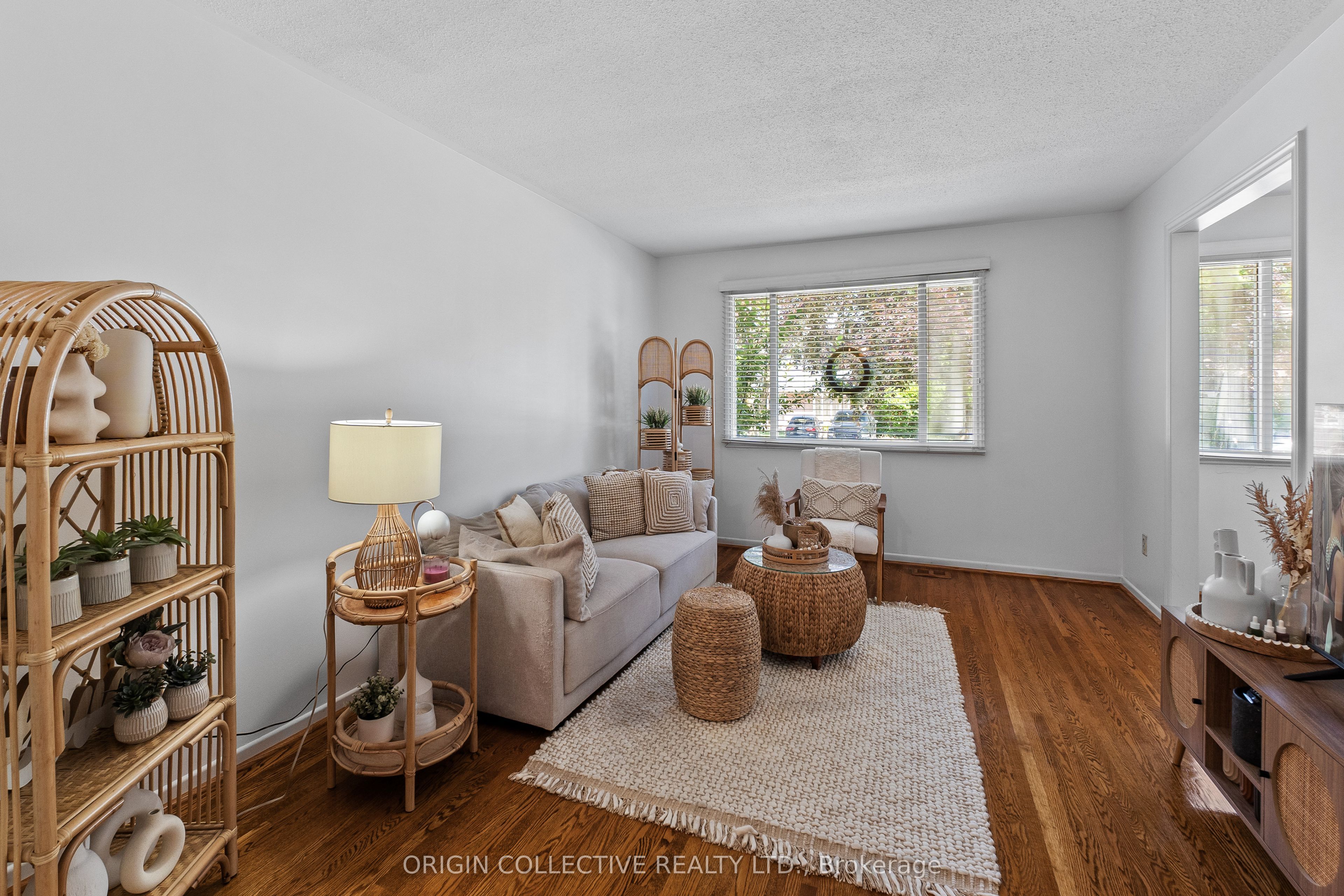 983 Parthia Crescent Property Photo 6
