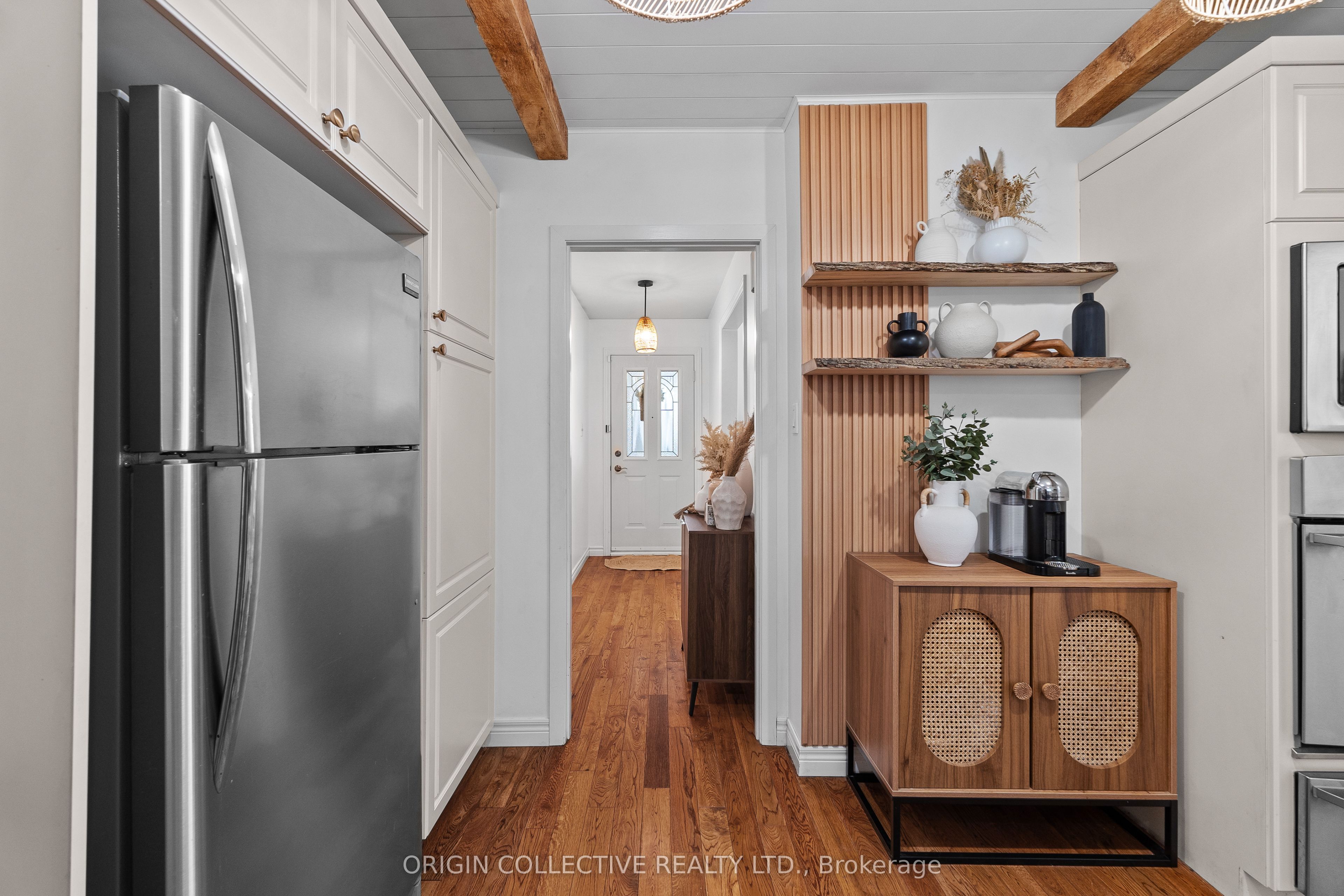 983 Parthia Crescent Property Photo 10