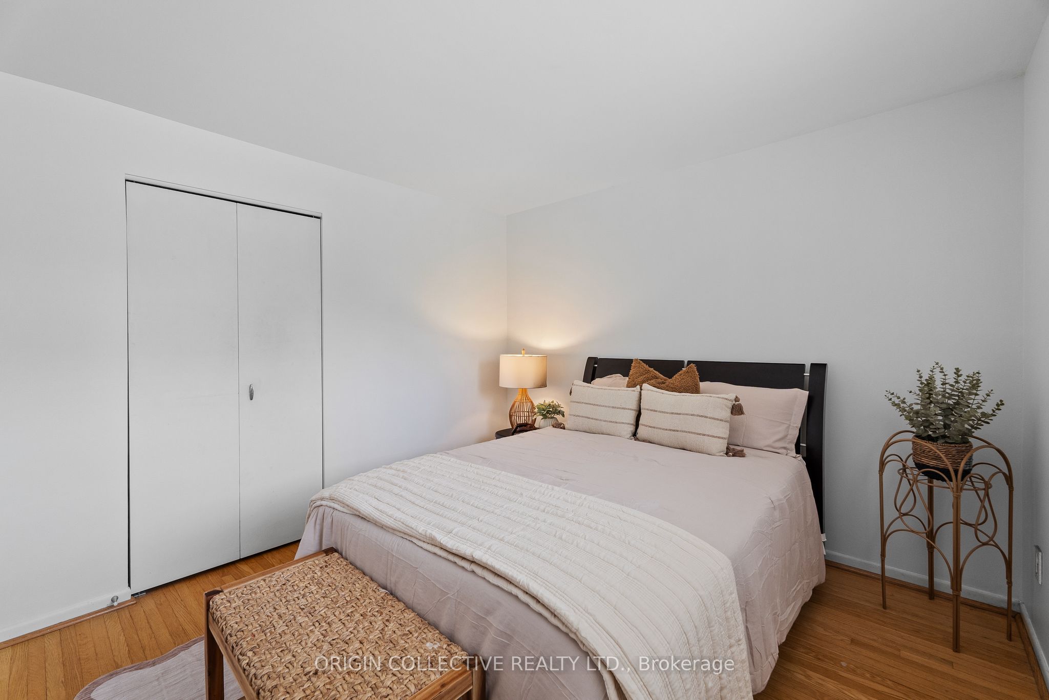983 Parthia Crescent Property Photo 22
